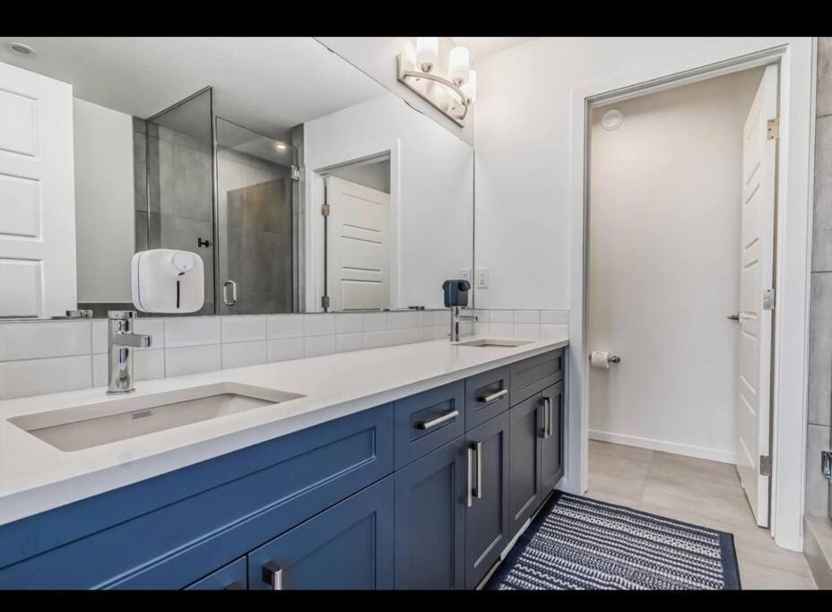 4 bedroom Luxury Home , Theater, Sleeps 7, AC , Garage