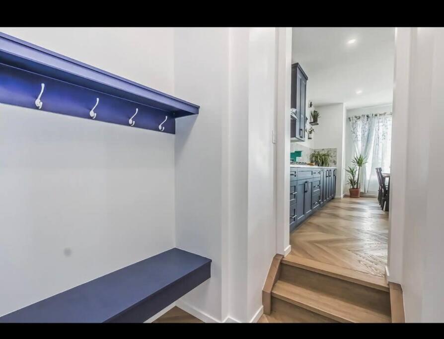 4 bedroom Luxury Home , Theater, Sleeps 7, AC , Garage