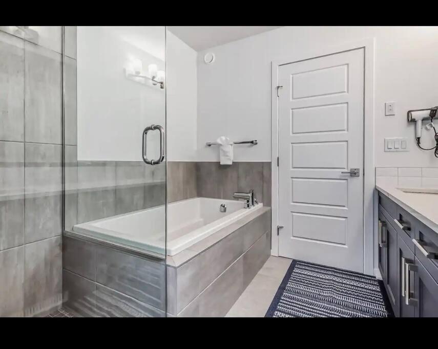 4 bedroom Luxury Home , Theater, Sleeps 7, AC , Garage