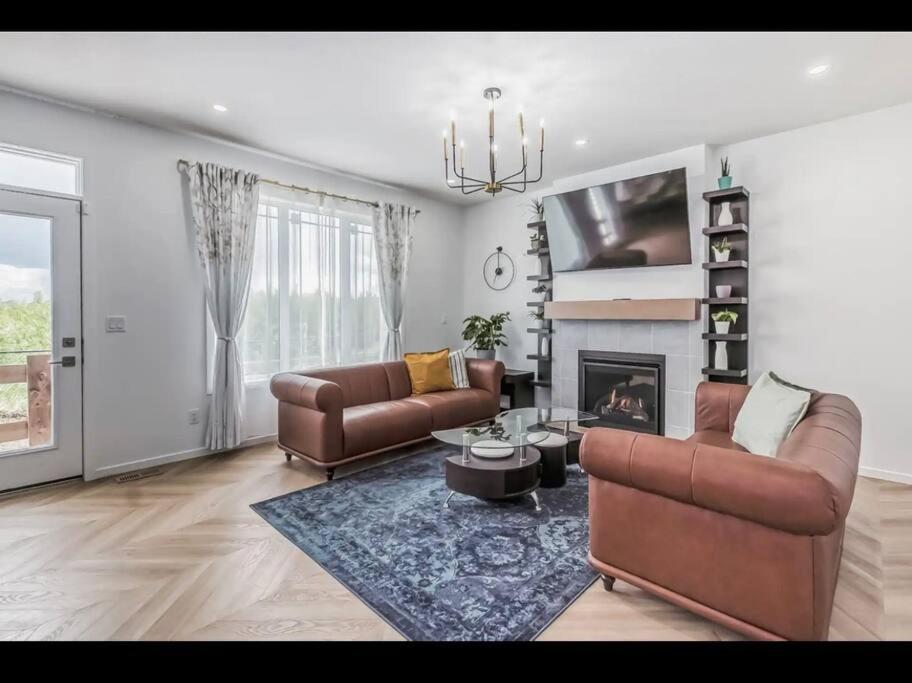 4 bedroom Luxury Home , Theater, Sleeps 7, AC , Garage