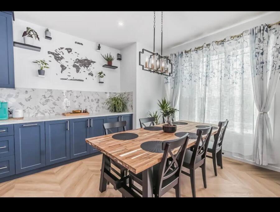 4 bedroom Luxury Home , Theater, Sleeps 7, AC , Garage