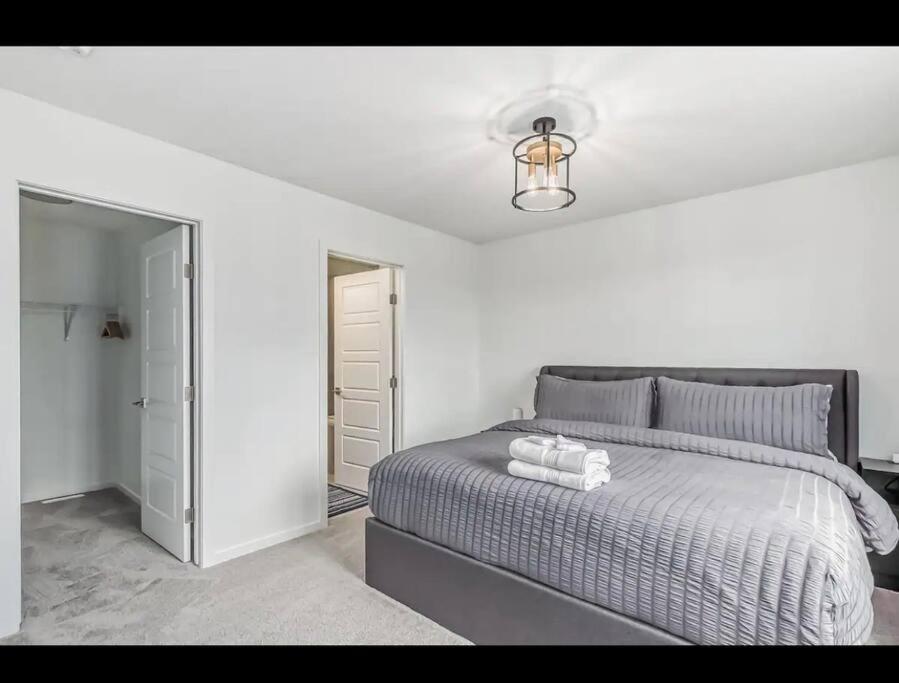 4 bedroom Luxury Home , Theater, Sleeps 7, AC , Garage