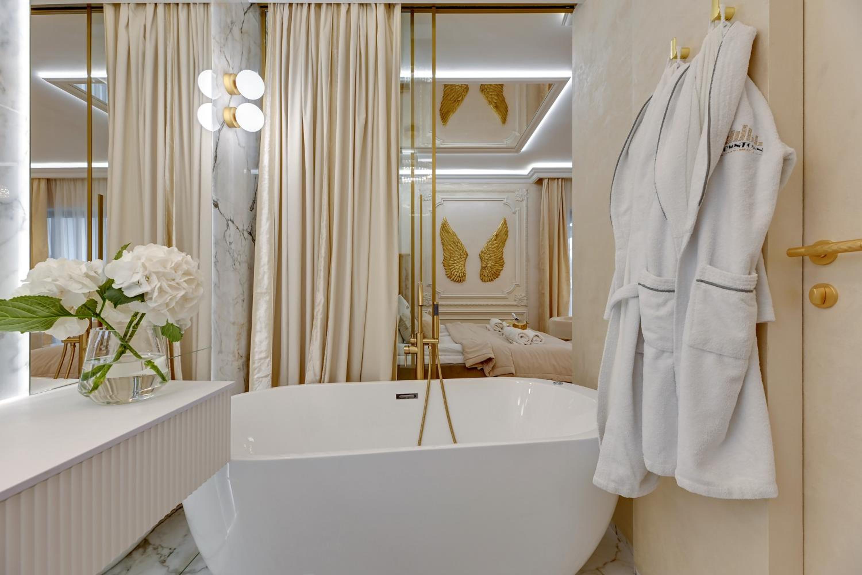 Nadmotławie Jacuzzi Mirror Suite by Downtown Apartments