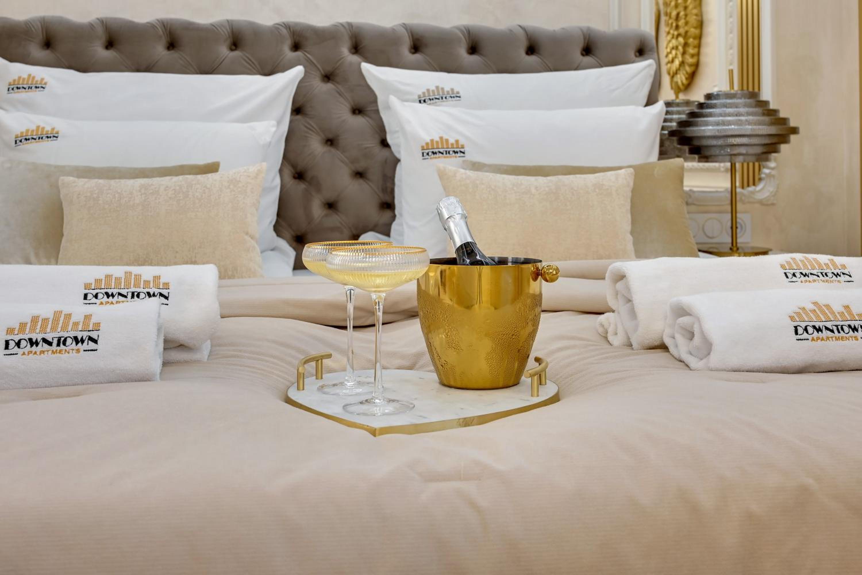 Nadmotławie Jacuzzi Mirror Suite by Downtown Apartments