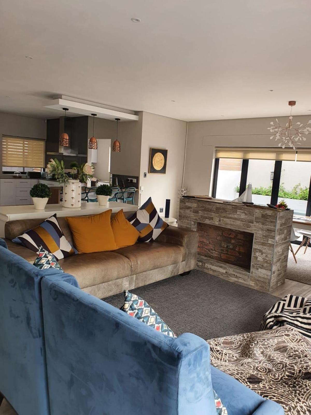 Luxury holiday home 3 bedroom, 3 bathroom house in Nahoon view 4