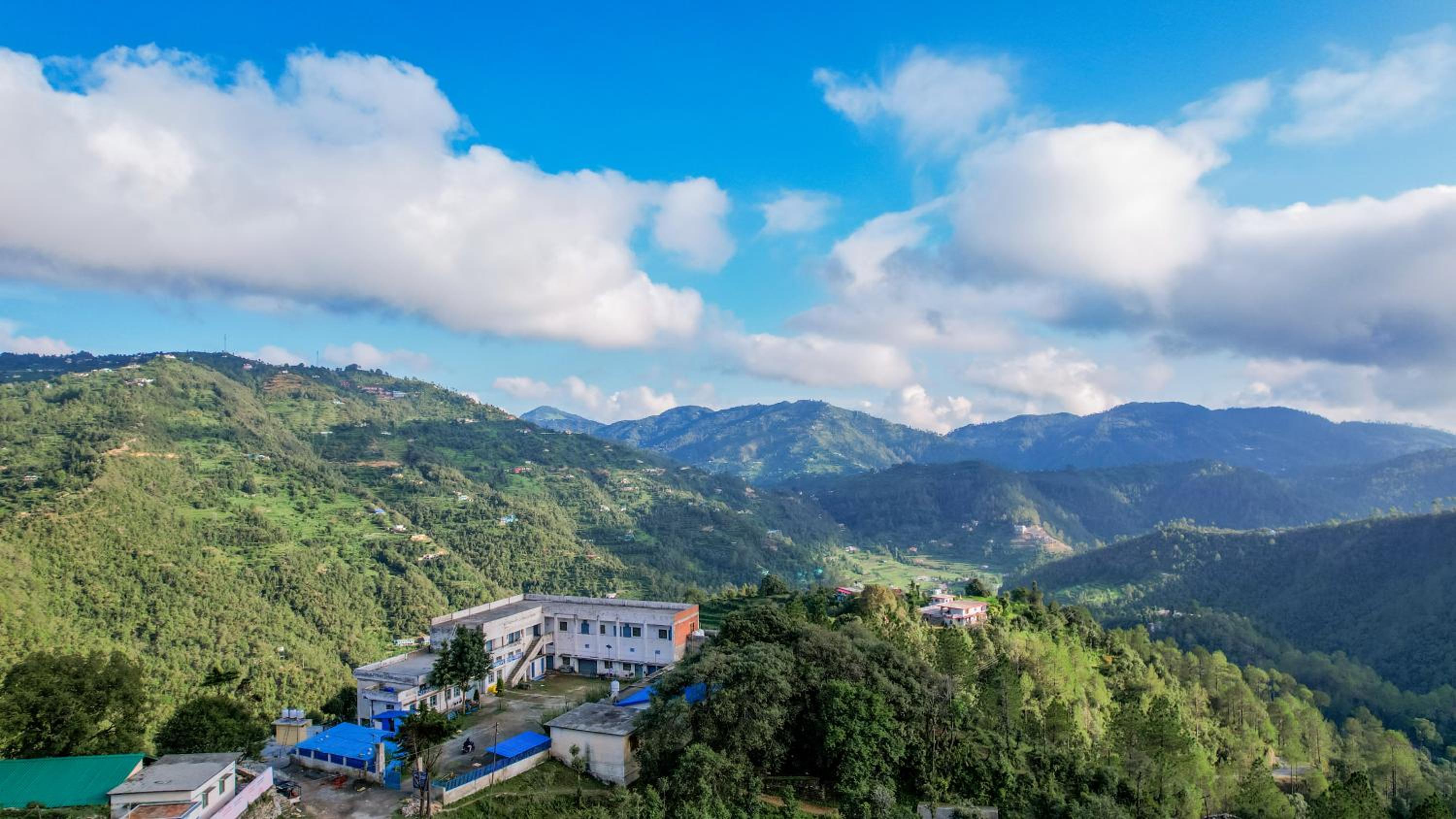 SaffronStays Cottage Aaraish-3BR Mukteshwar stone villa-verandahs, suites & trails near orchards, waterfalls & Tandi village
