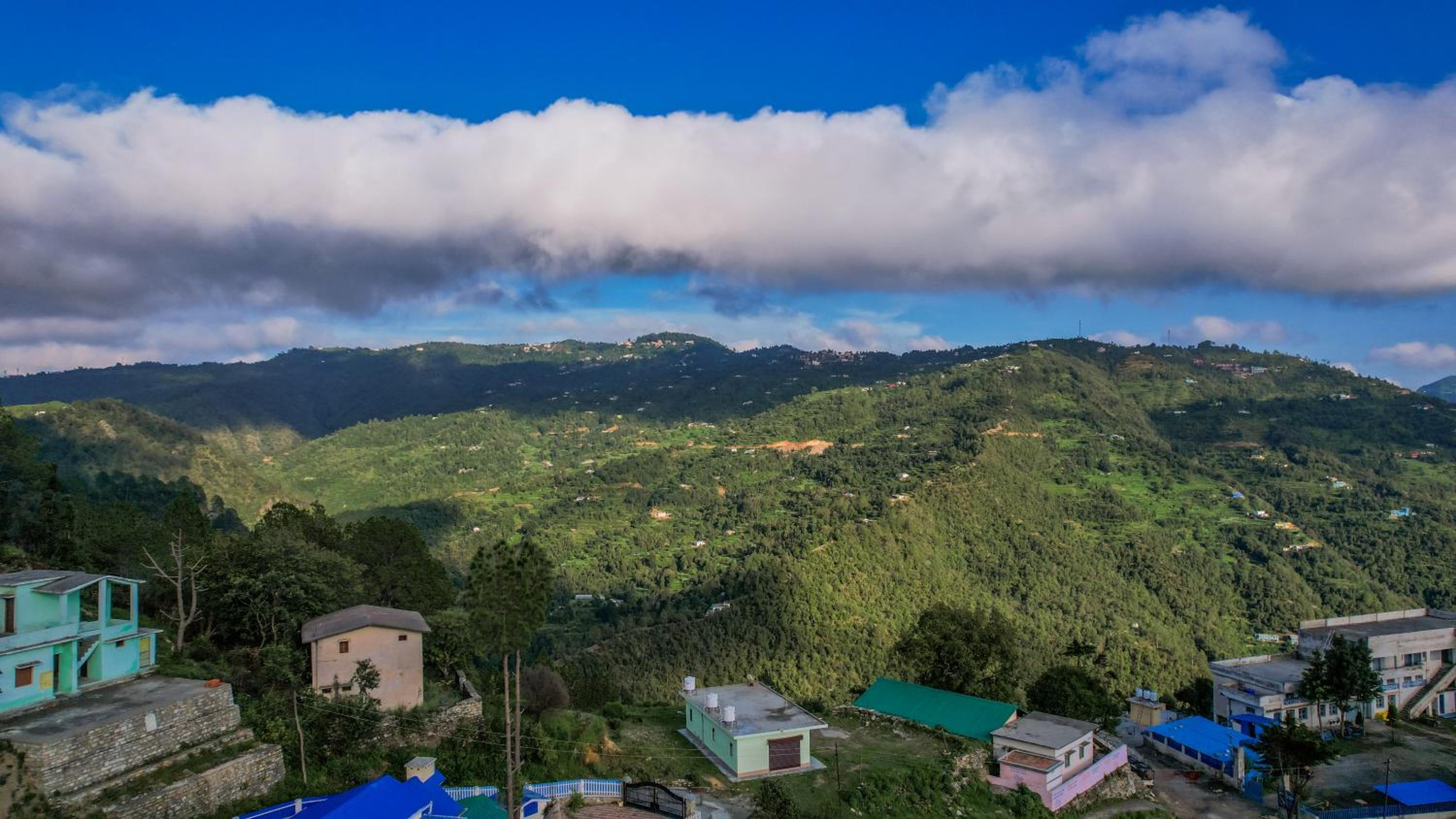 SaffronStays Cottage Aaraish-3BR Mukteshwar stone villa-verandahs, suites & trails near orchards, waterfalls & Tandi village