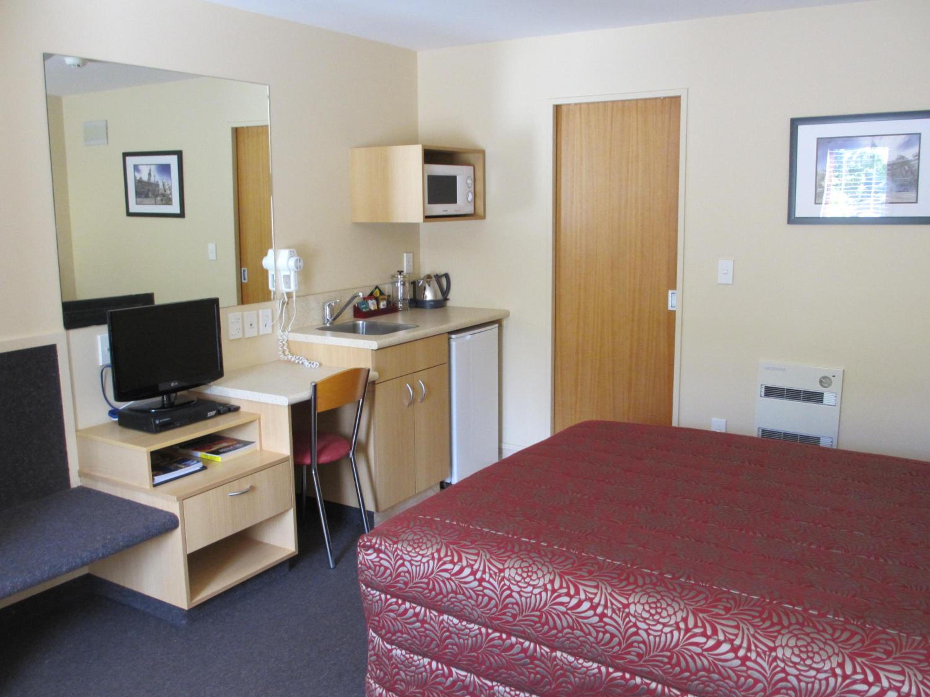 Alhambra Oaks Motor Lodge