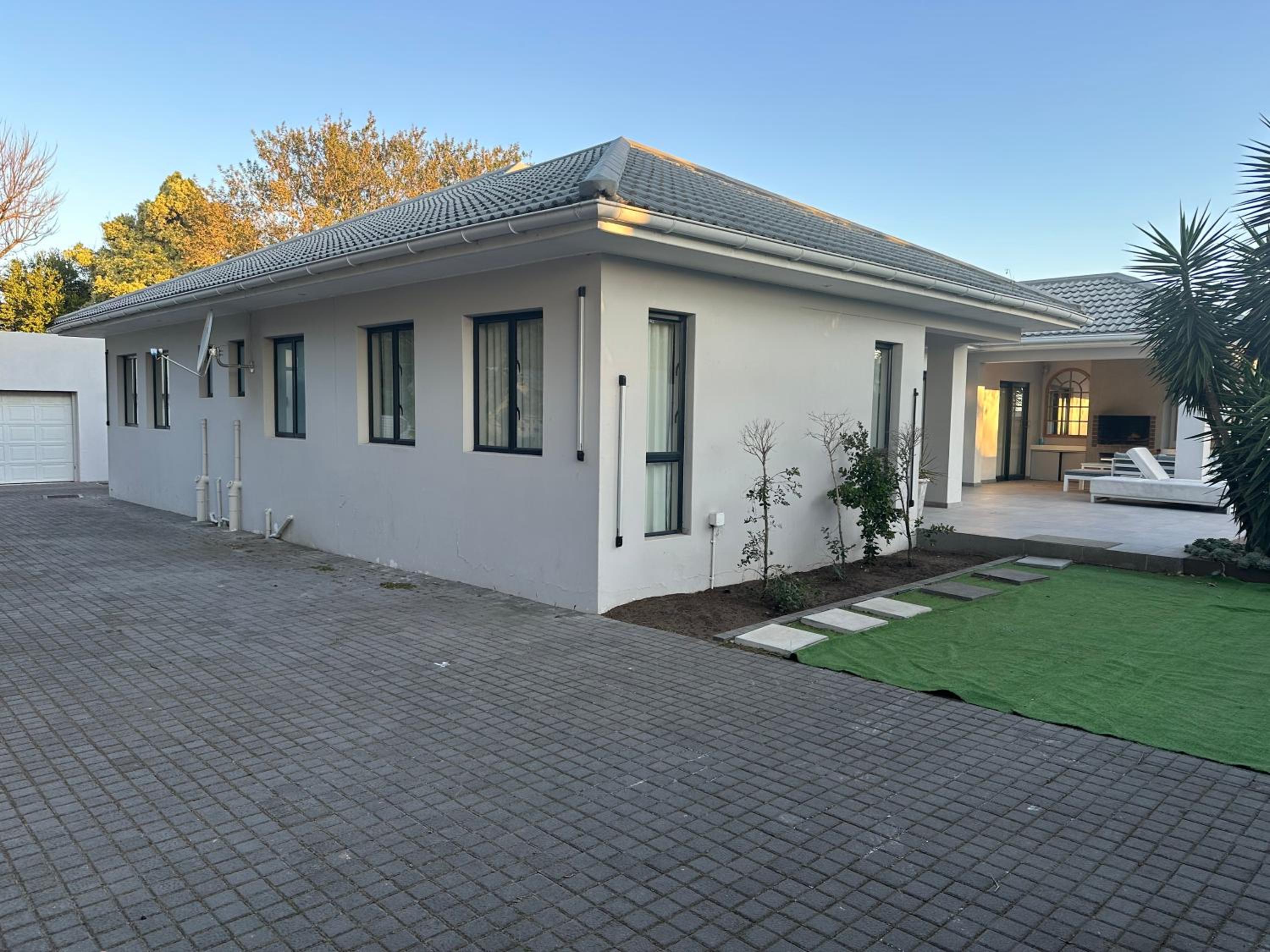 Luxury holiday home 3 bedroom, 3 bathroom house in Nahoon view 2