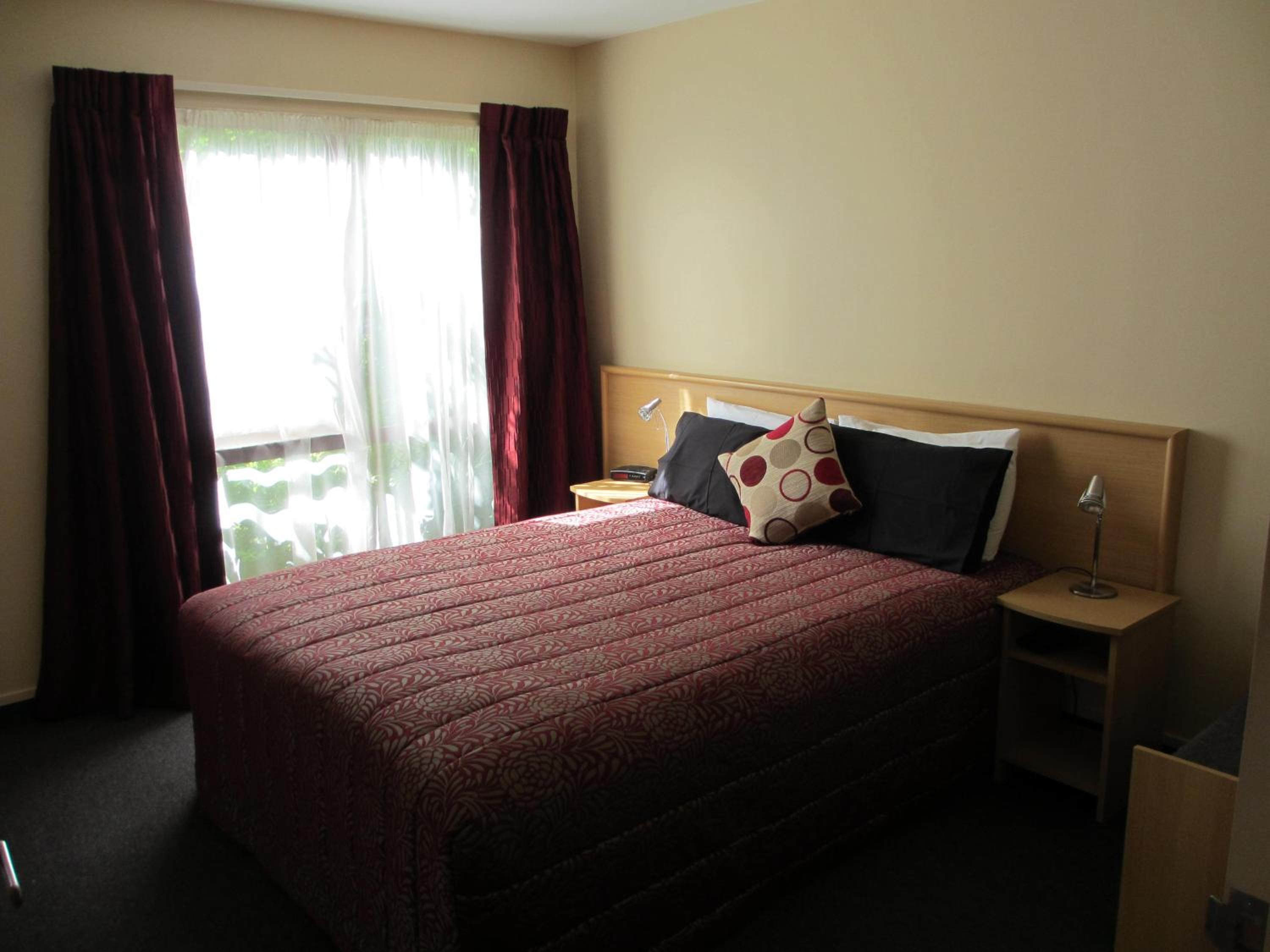 Alhambra Oaks Motor Lodge
