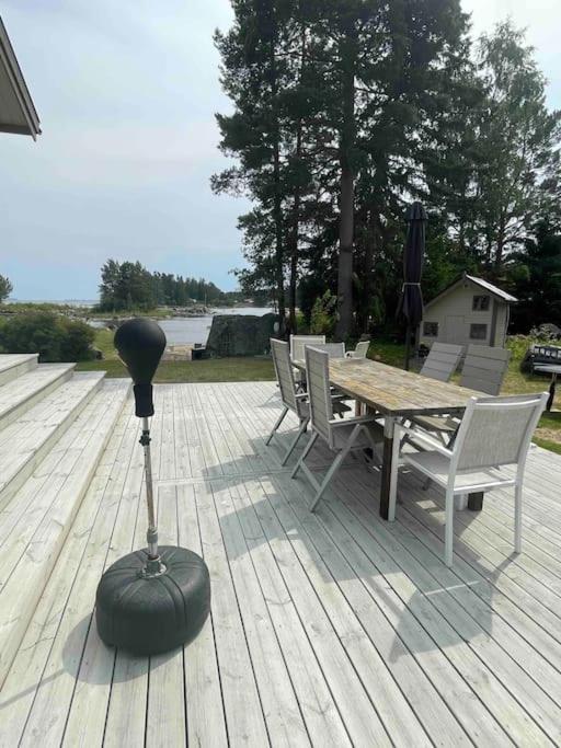 Holidayhouse right on the sea with amazing views!