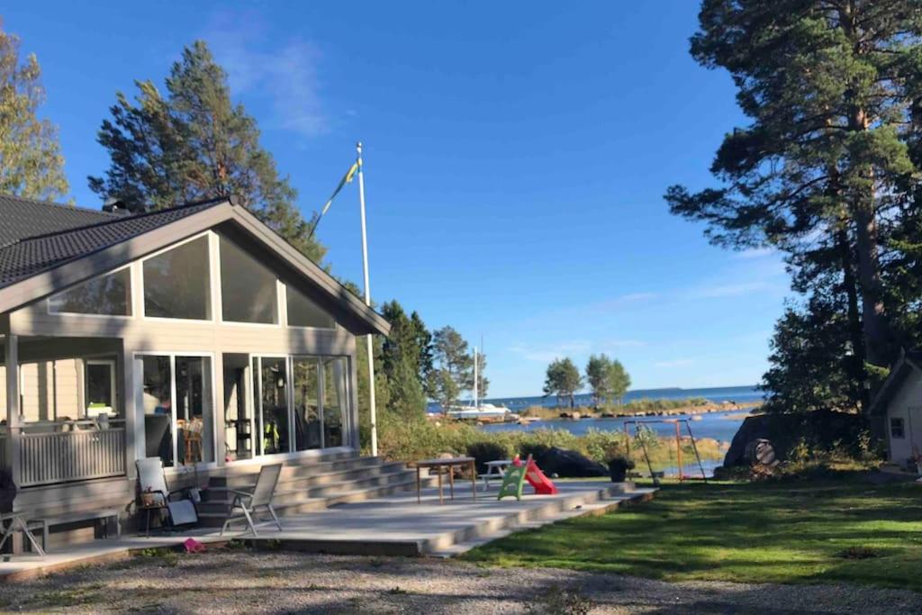 Holidayhouse right on the sea with amazing views!