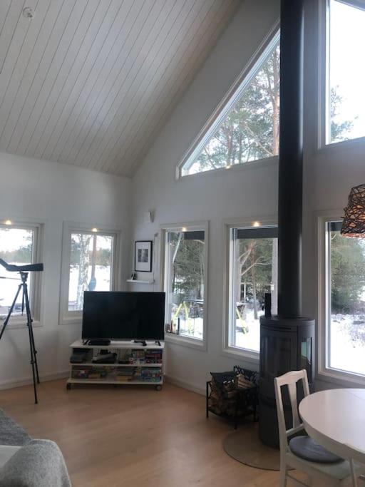 Holidayhouse right on the sea with amazing views!