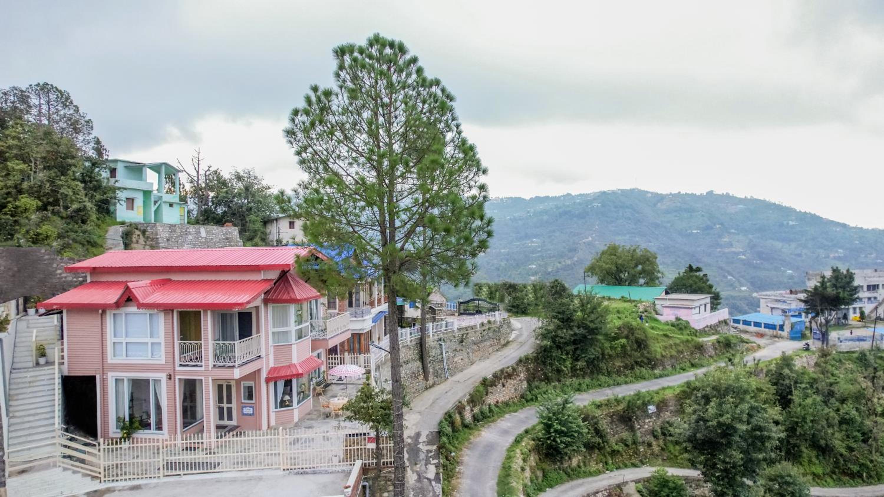 SaffronStays Cottage Aaraish-3BR Mukteshwar stone villa-verandahs, suites & trails near orchards, waterfalls & Tandi village