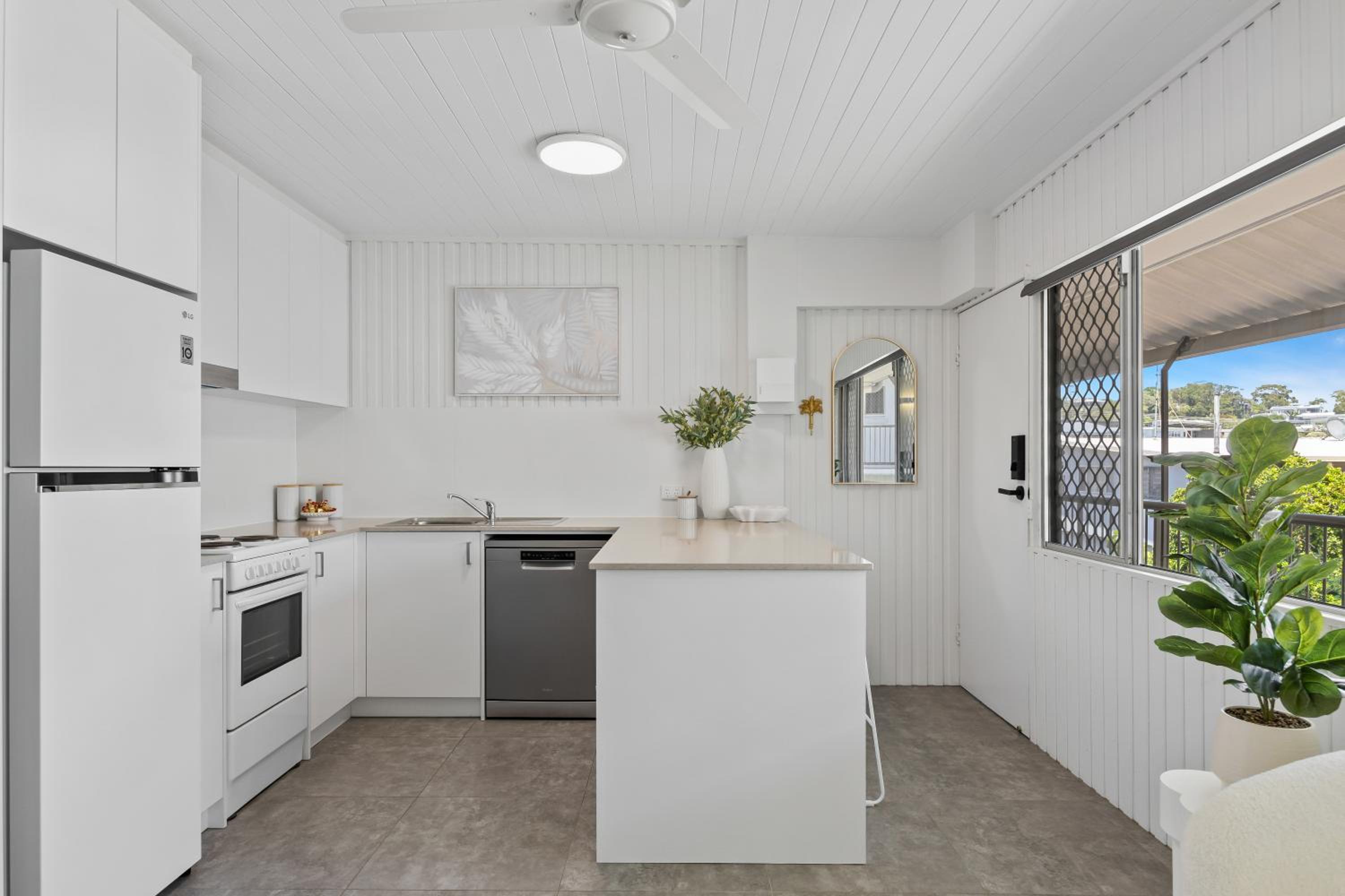 Alex Beachside Pet Friendly 2 Bed Apartment
