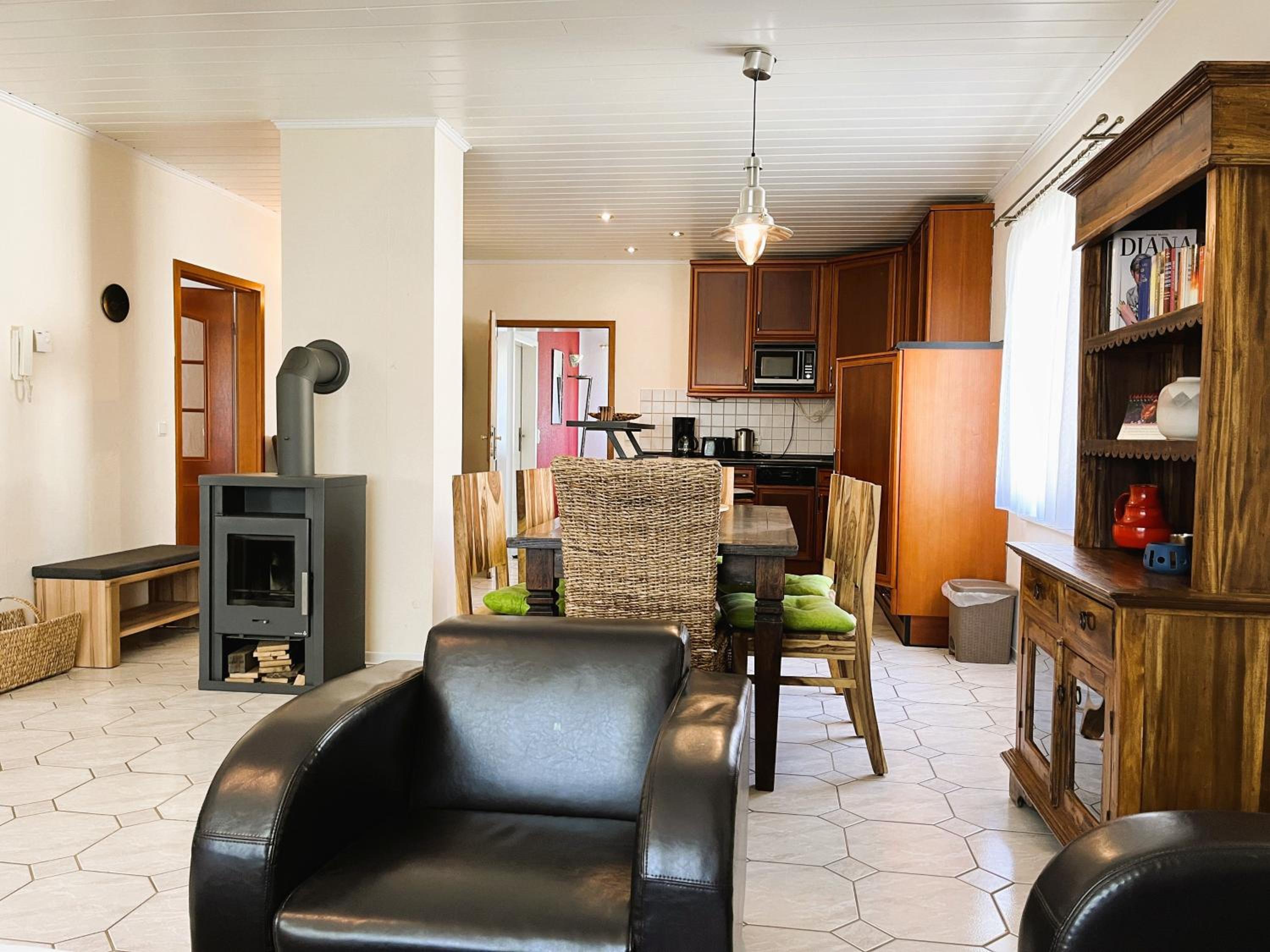 M9 Ferienwohnung mit Balkon am Waldrand im Ostseeland