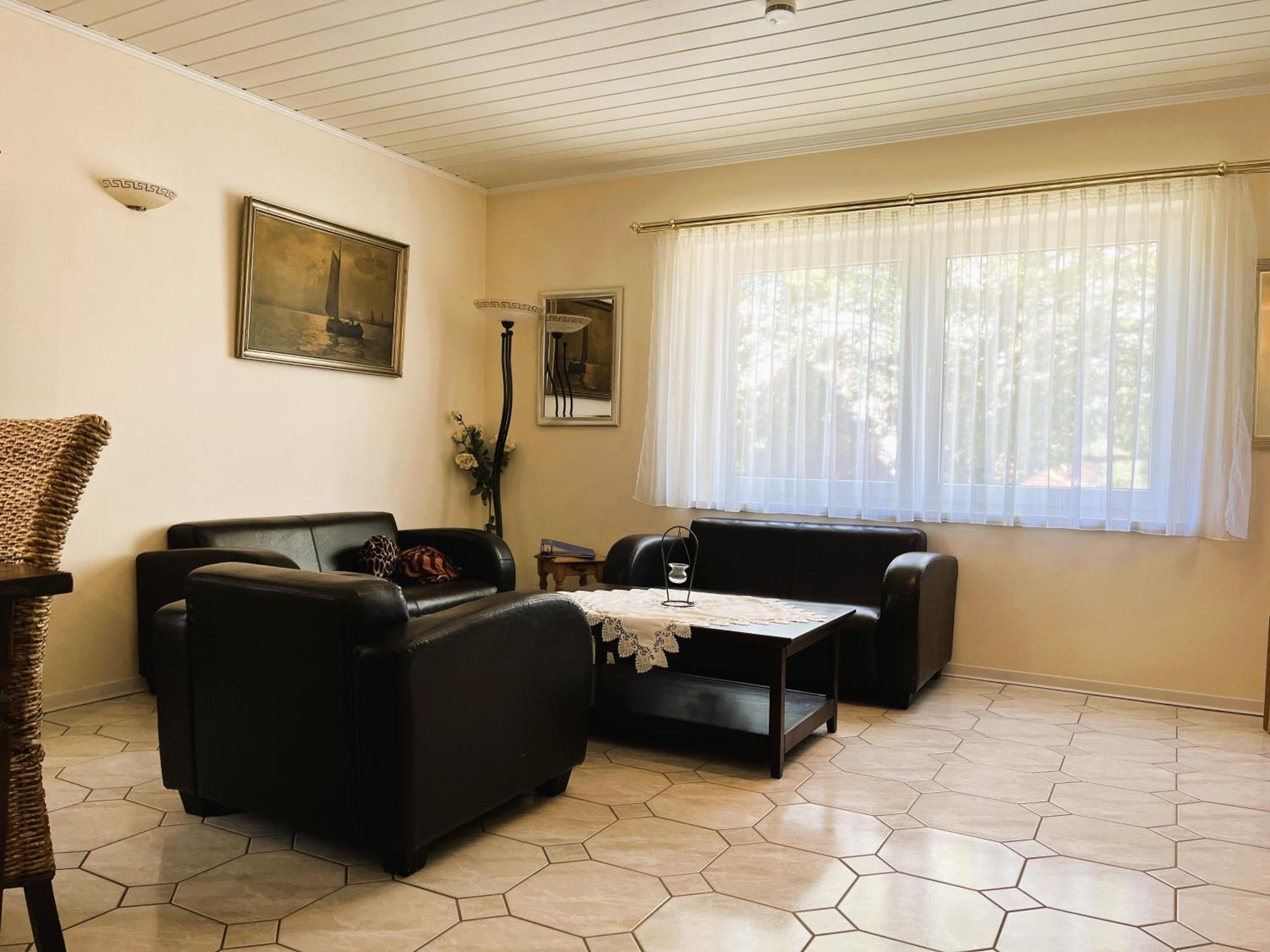 M9 Ferienwohnung mit Balkon am Waldrand im Ostseeland
