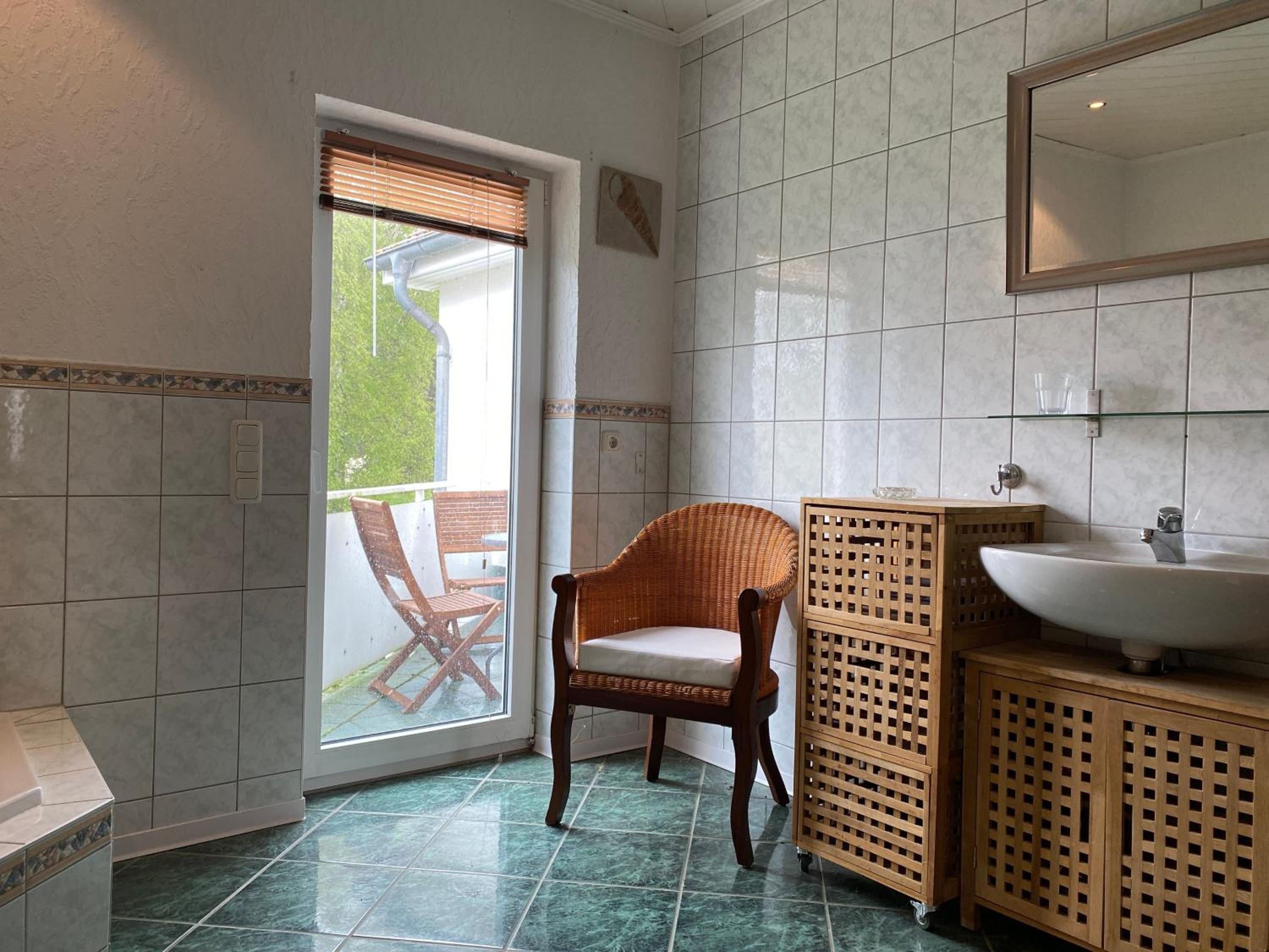 M9 Ferienwohnung mit Balkon am Waldrand im Ostseeland
