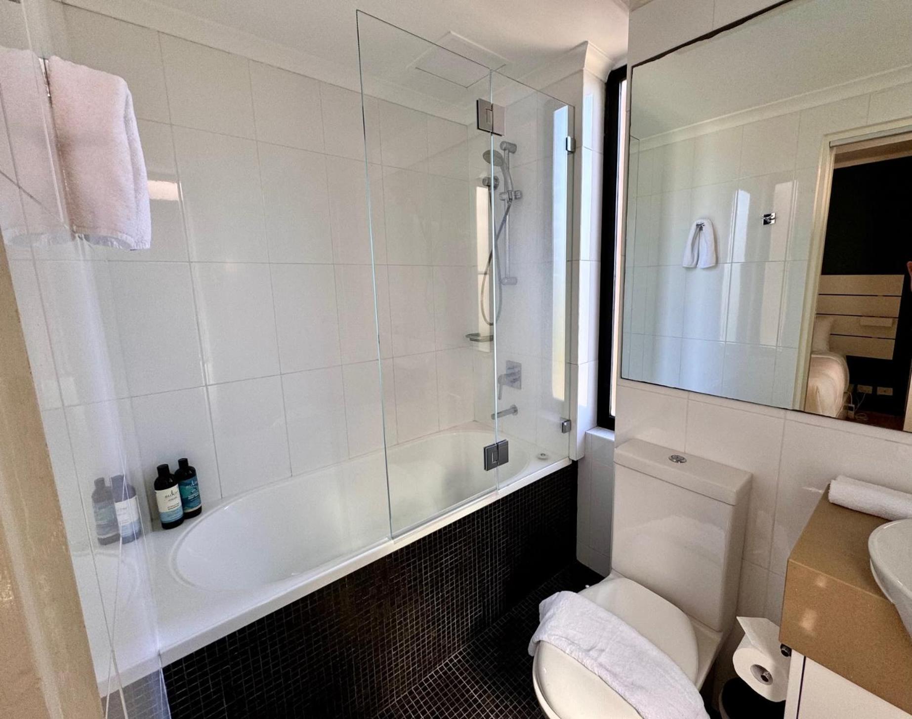Elizabeth Bay Apmnt - Water Views & Free Parking