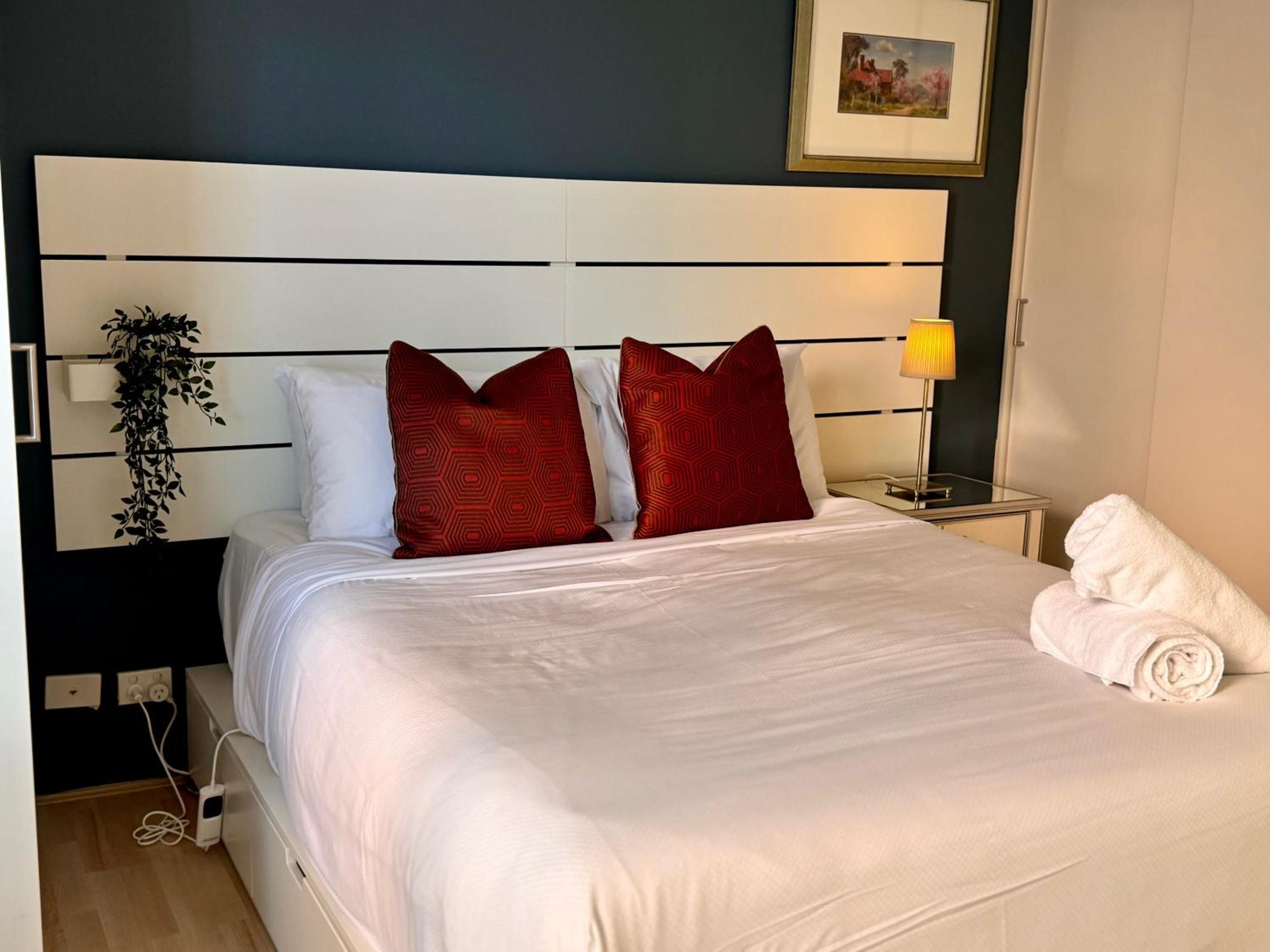 Elizabeth Bay Apmnt - Water Views & Free Parking