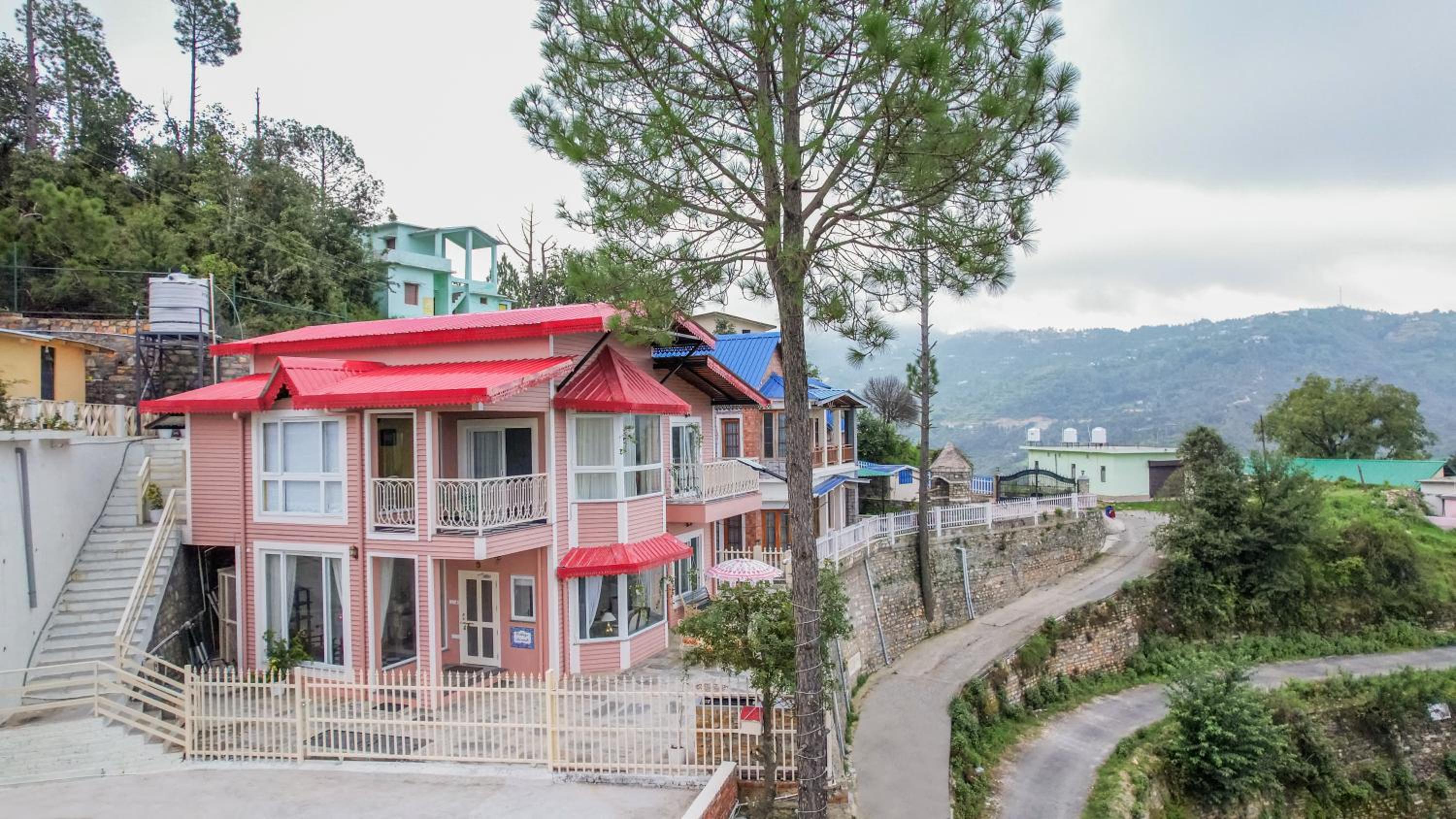 SaffronStays Cottage Aaraish-3BR Mukteshwar stone villa-verandahs, suites & trails near orchards, waterfalls & Tandi village