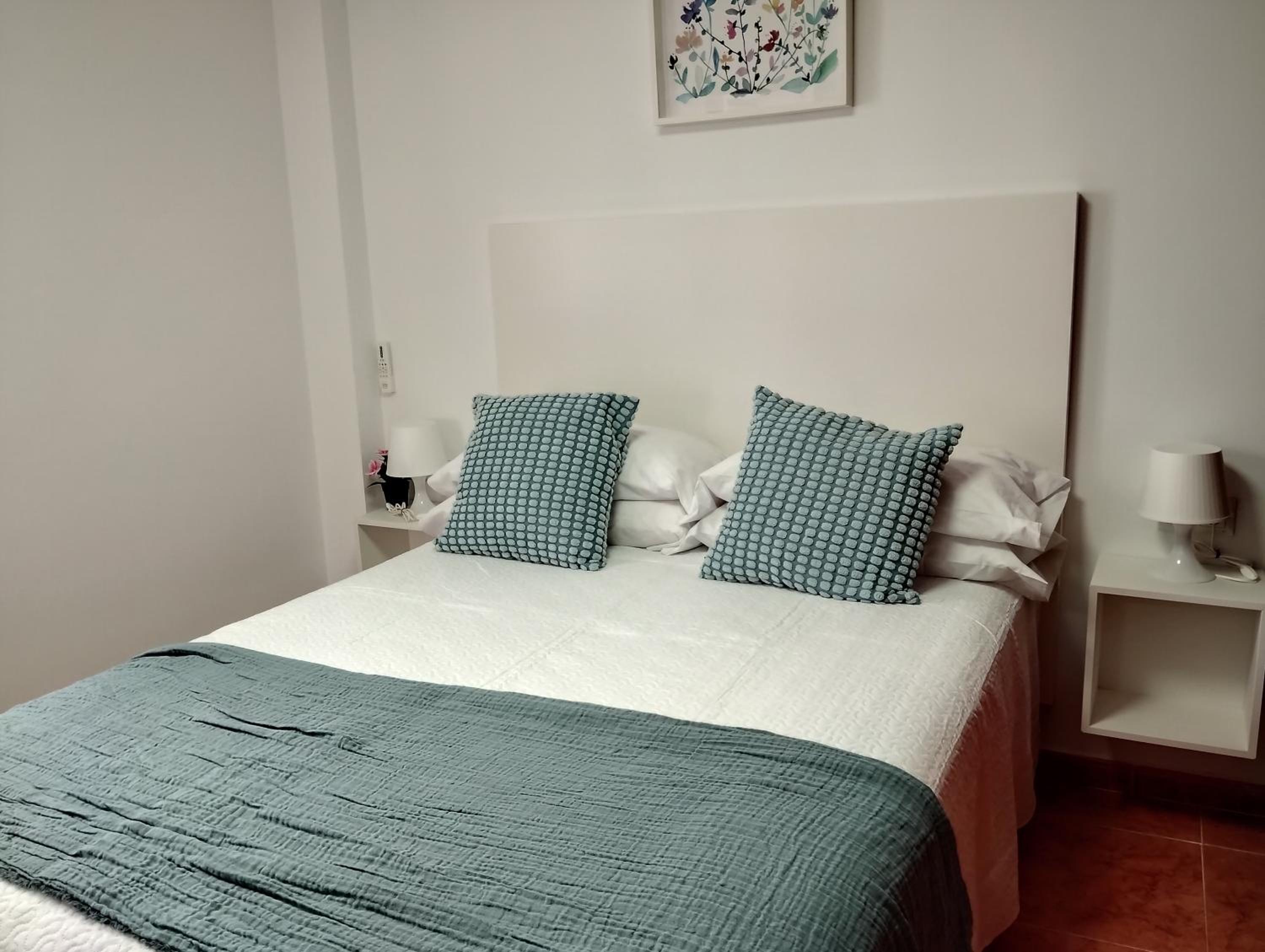 Apartamento Lidia planta 1, La Carihuela 1ª línea playa, vistas mar, 1 dormitorio, 52 m2, 1-3 huésped, amplio balcón, wifi photo 5