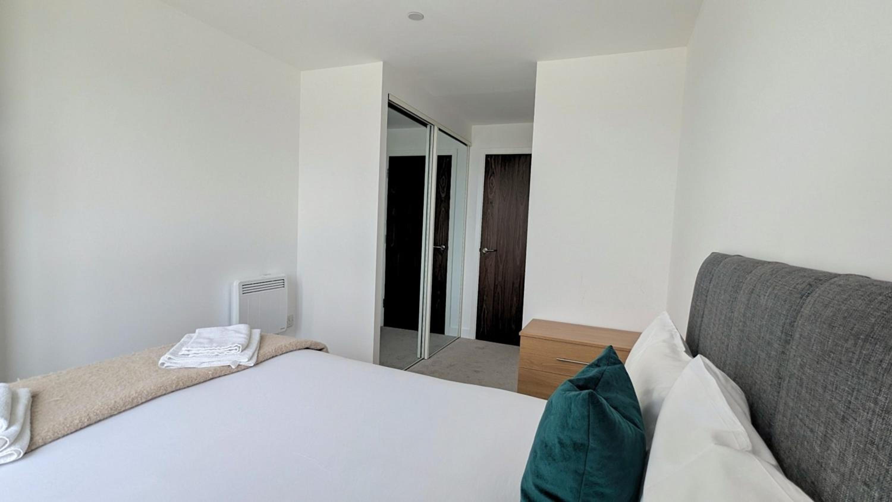 Grand Exchange near Ascot 2 bed with Parking view 3