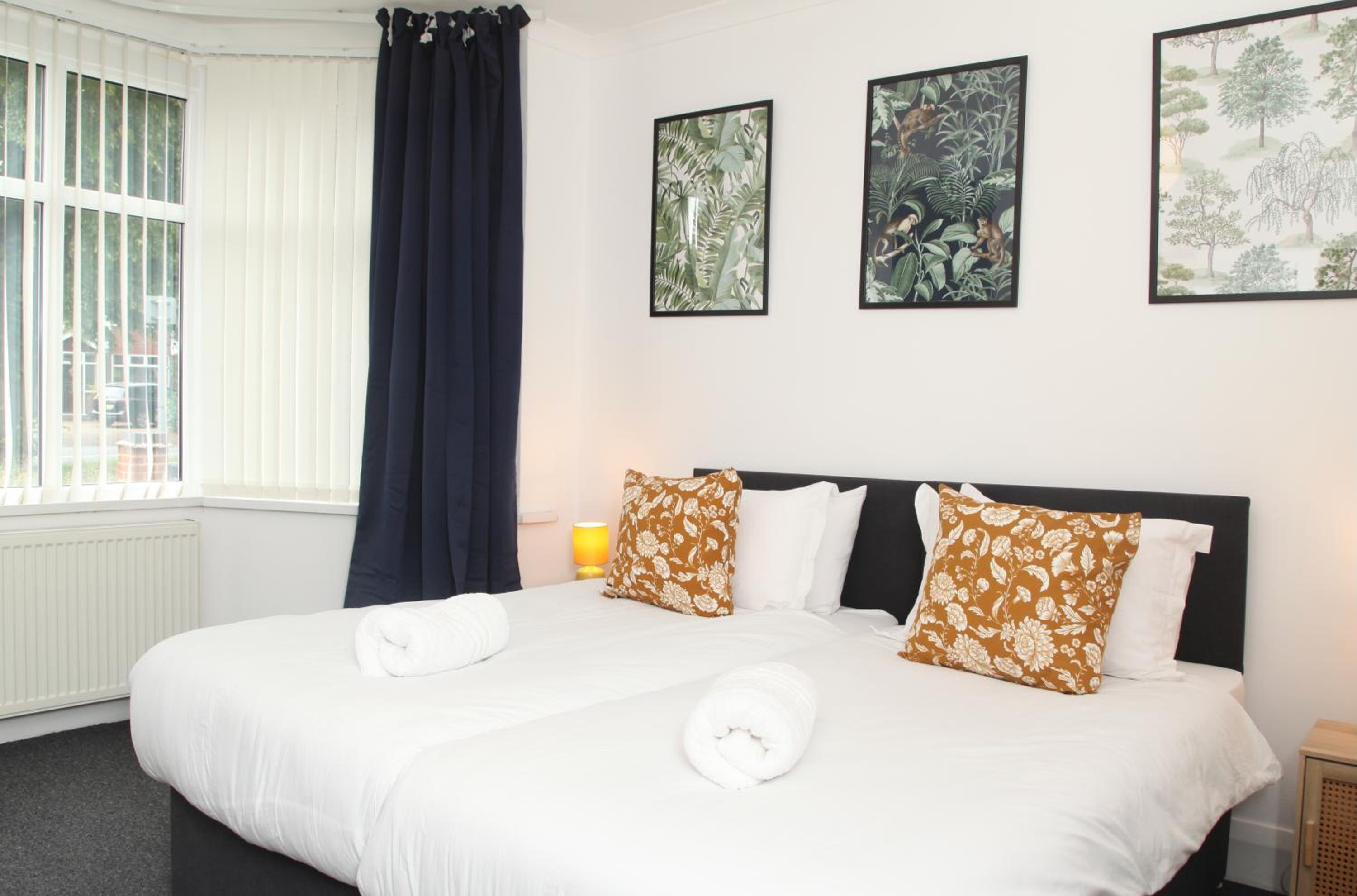 University View-Off-Street Parking-Sleeps 8-Fast WiFi view 2