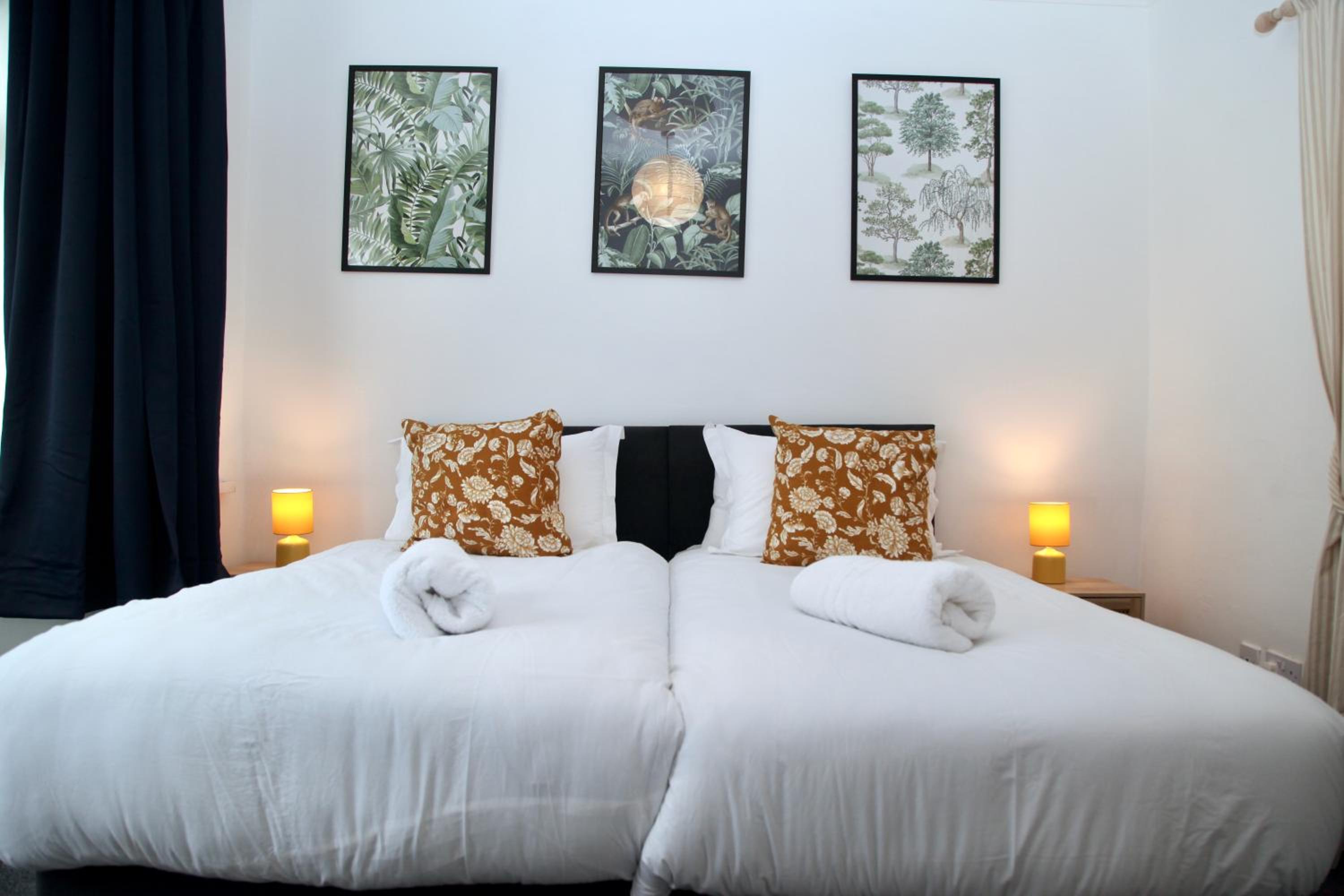 University View-Off-Street Parking-Sleeps 8-Fast WiFi view 3