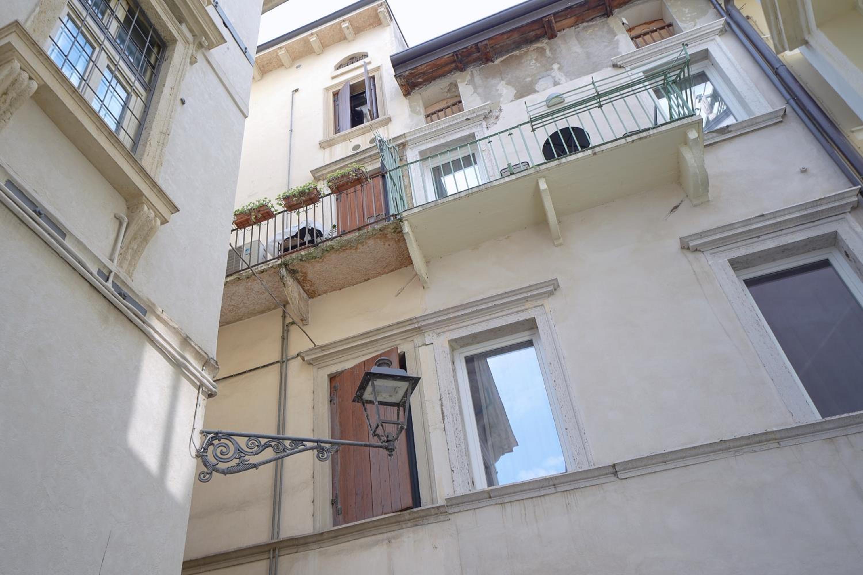 Palazzo di Giulietta - Juliet's Palace Verona view 4