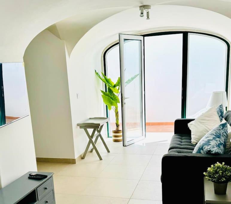 Renovated Apartment with Small Garden in Ajuda view 2