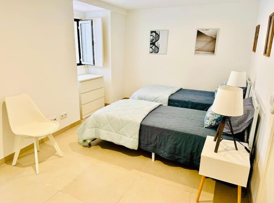 Renovated Apartment with Small Garden in Ajuda view 5