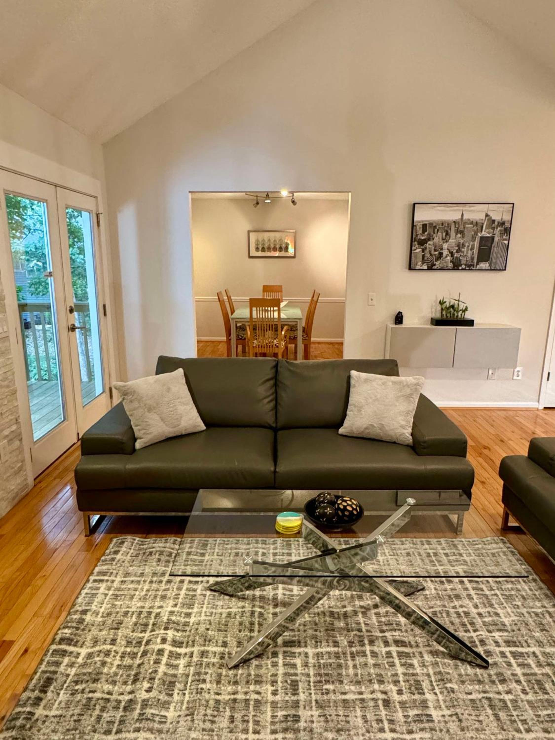 Modern Spacious Retreat near Braves stadium view 5