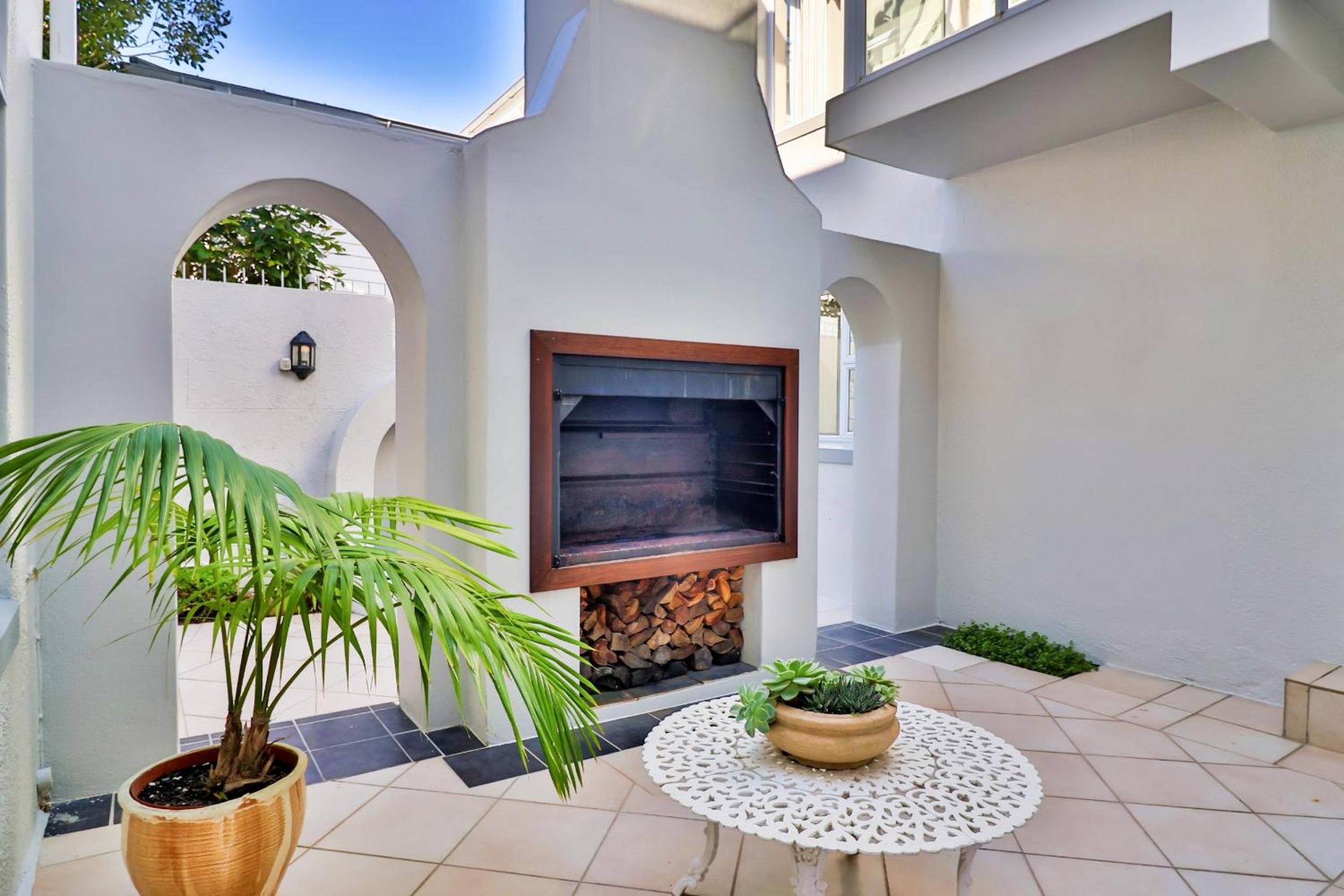 Hermanus Beachfront Lodge