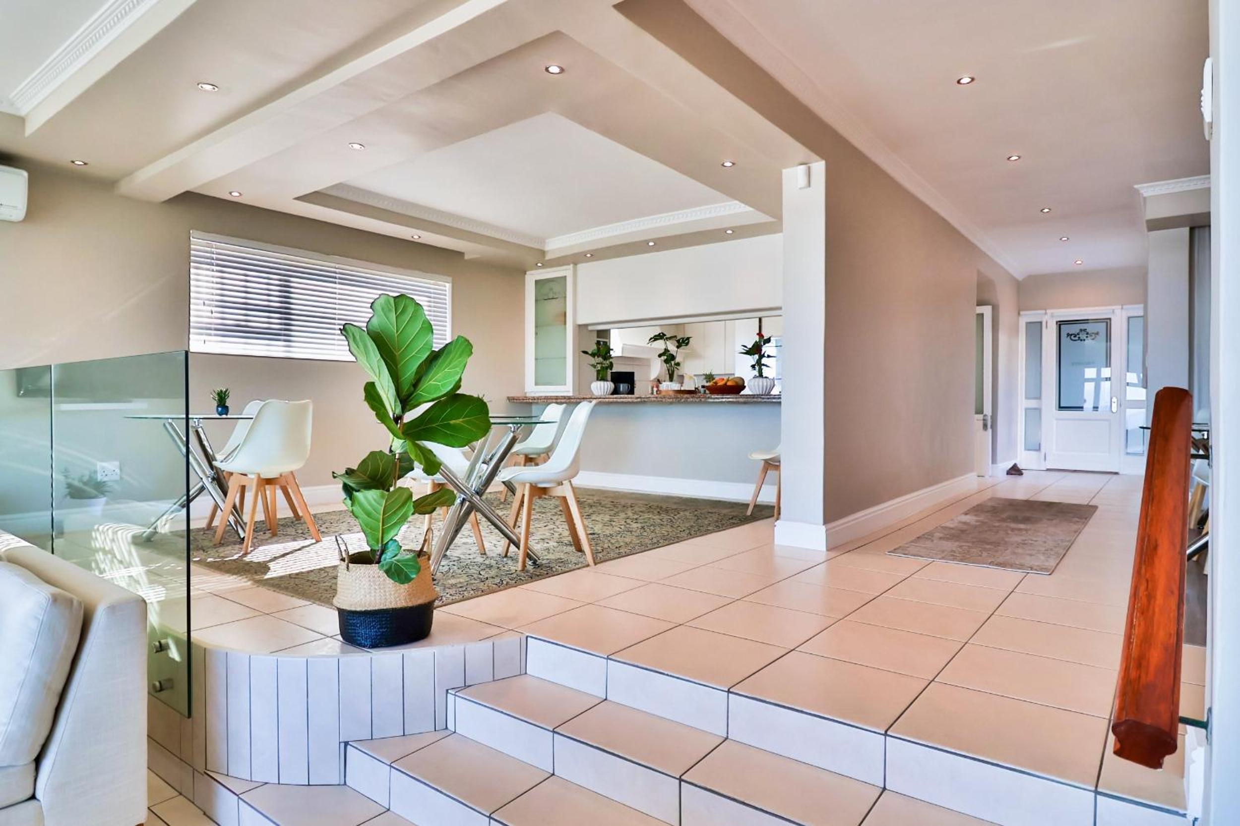 Hermanus Beachfront Lodge