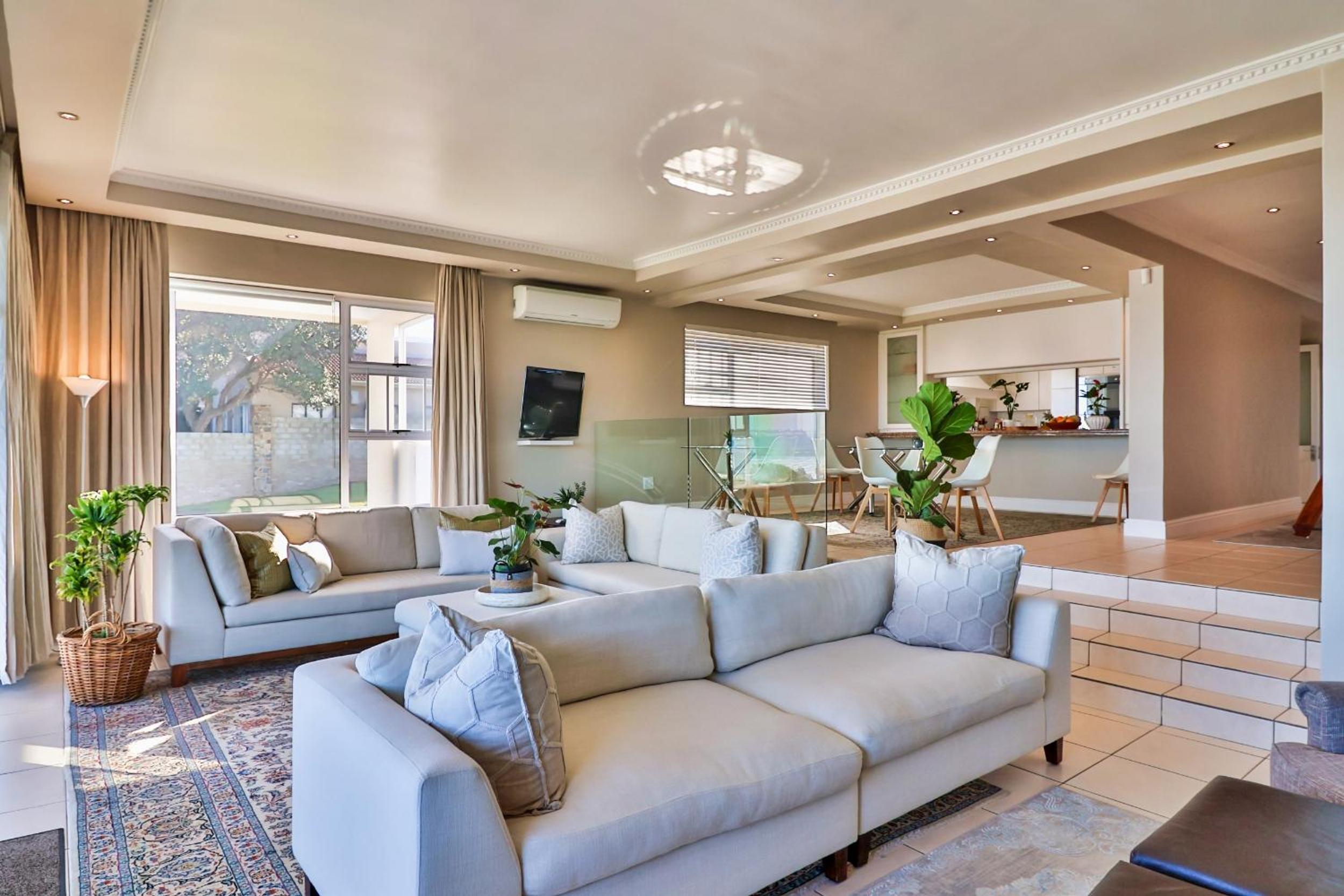 Hermanus Beachfront Lodge