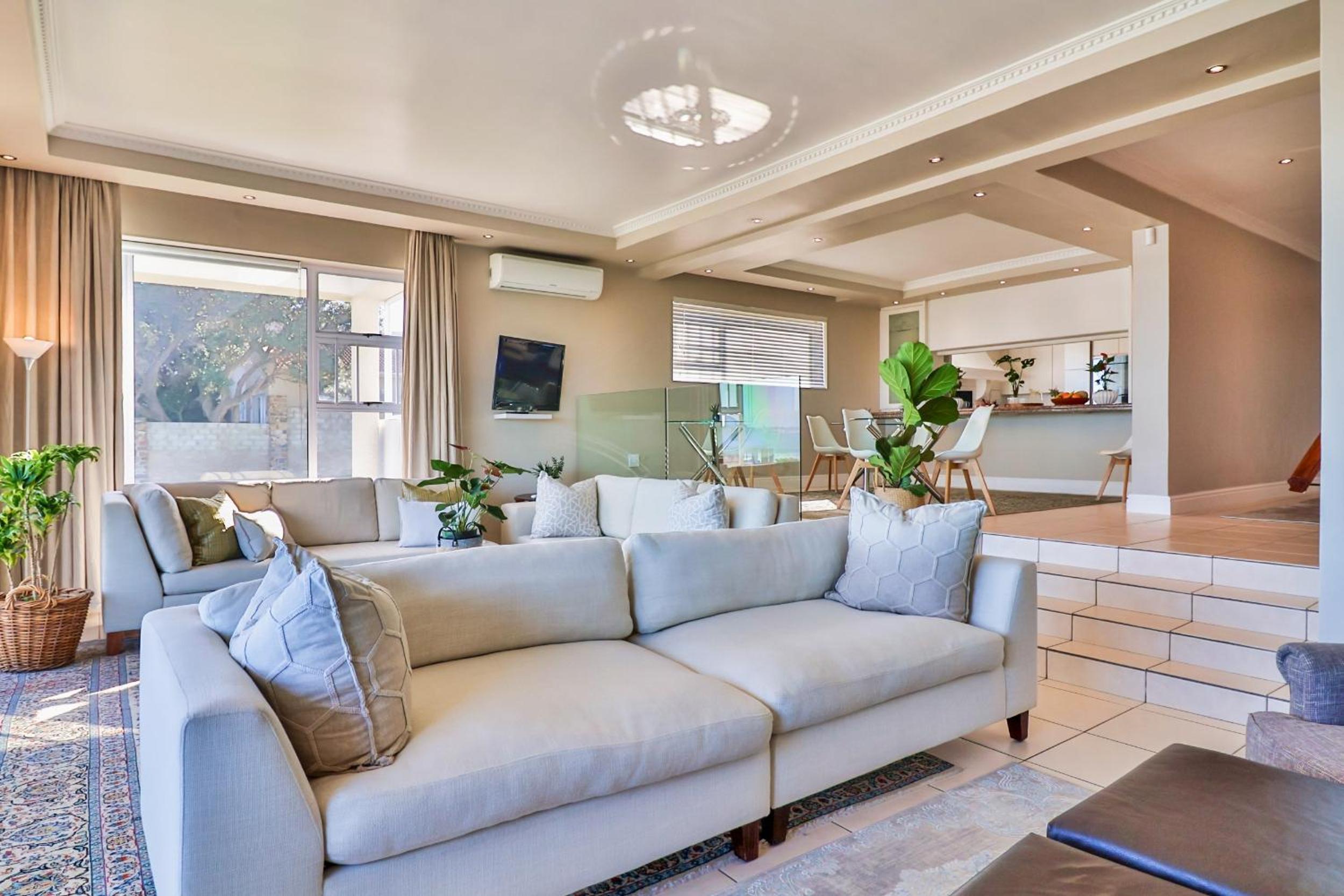 Hermanus Beachfront Lodge