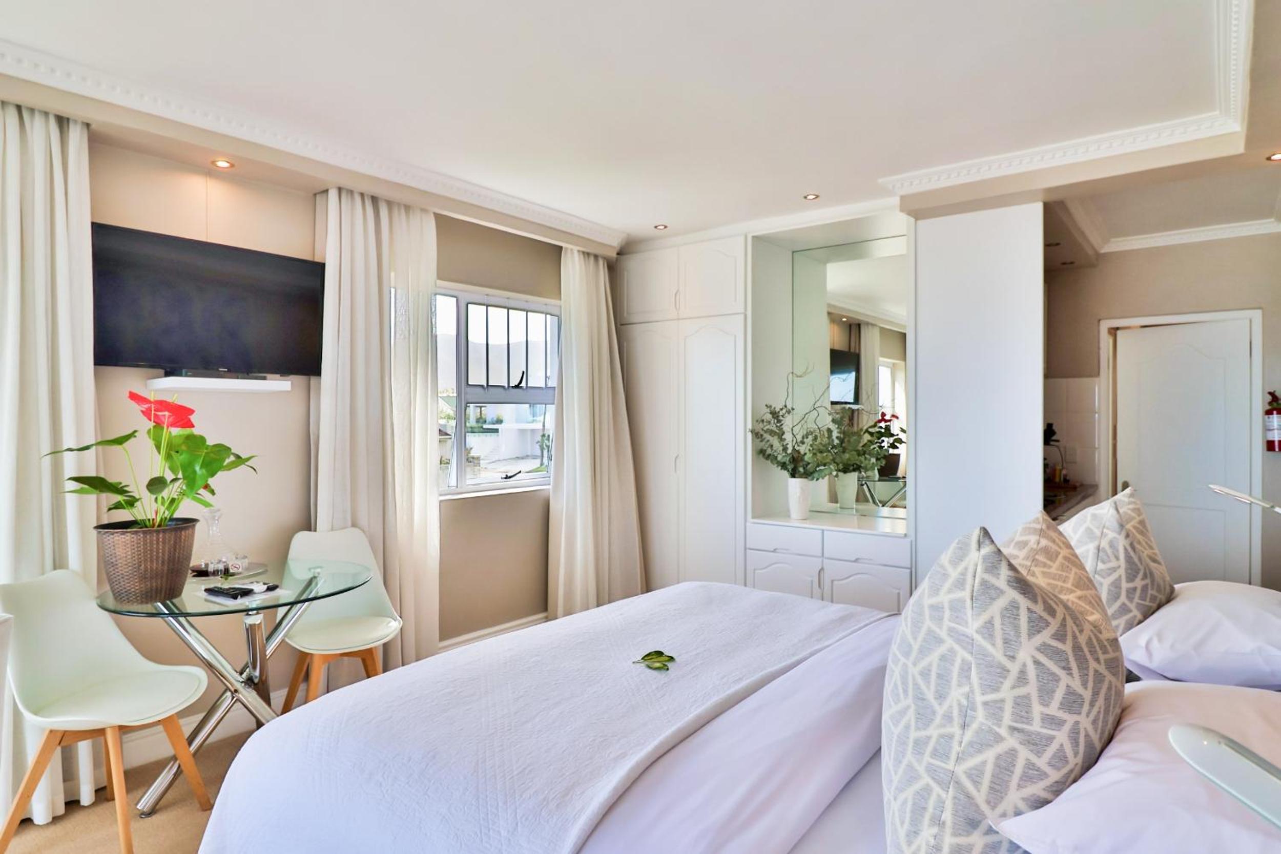 Hermanus Beachfront Lodge
