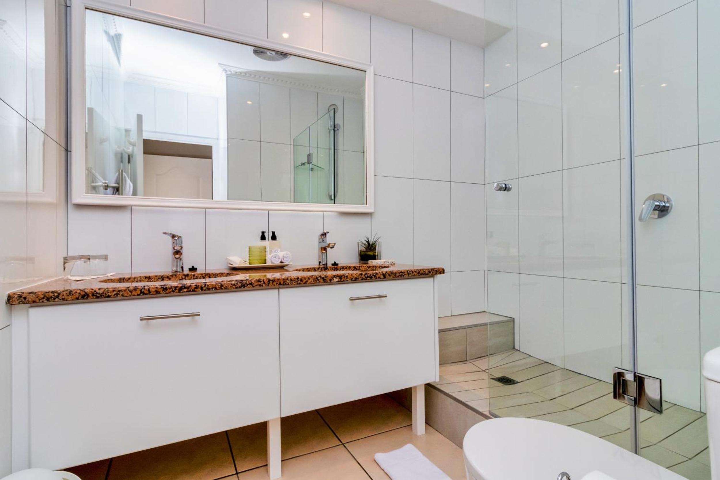 Hermanus Beachfront Lodge