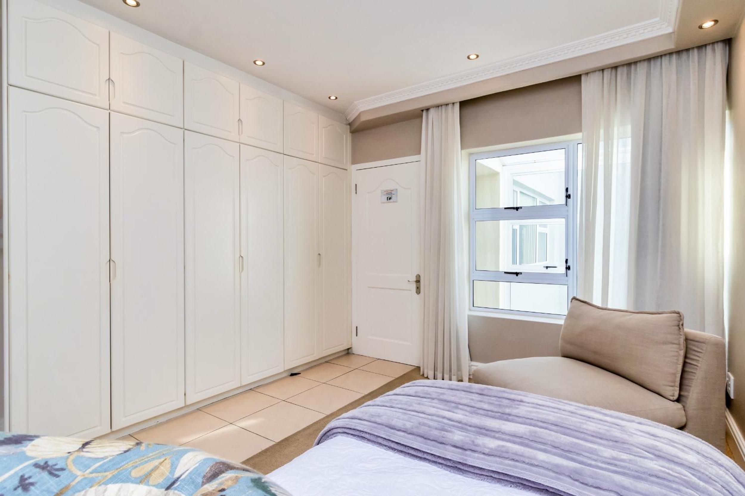 Hermanus Beachfront Lodge