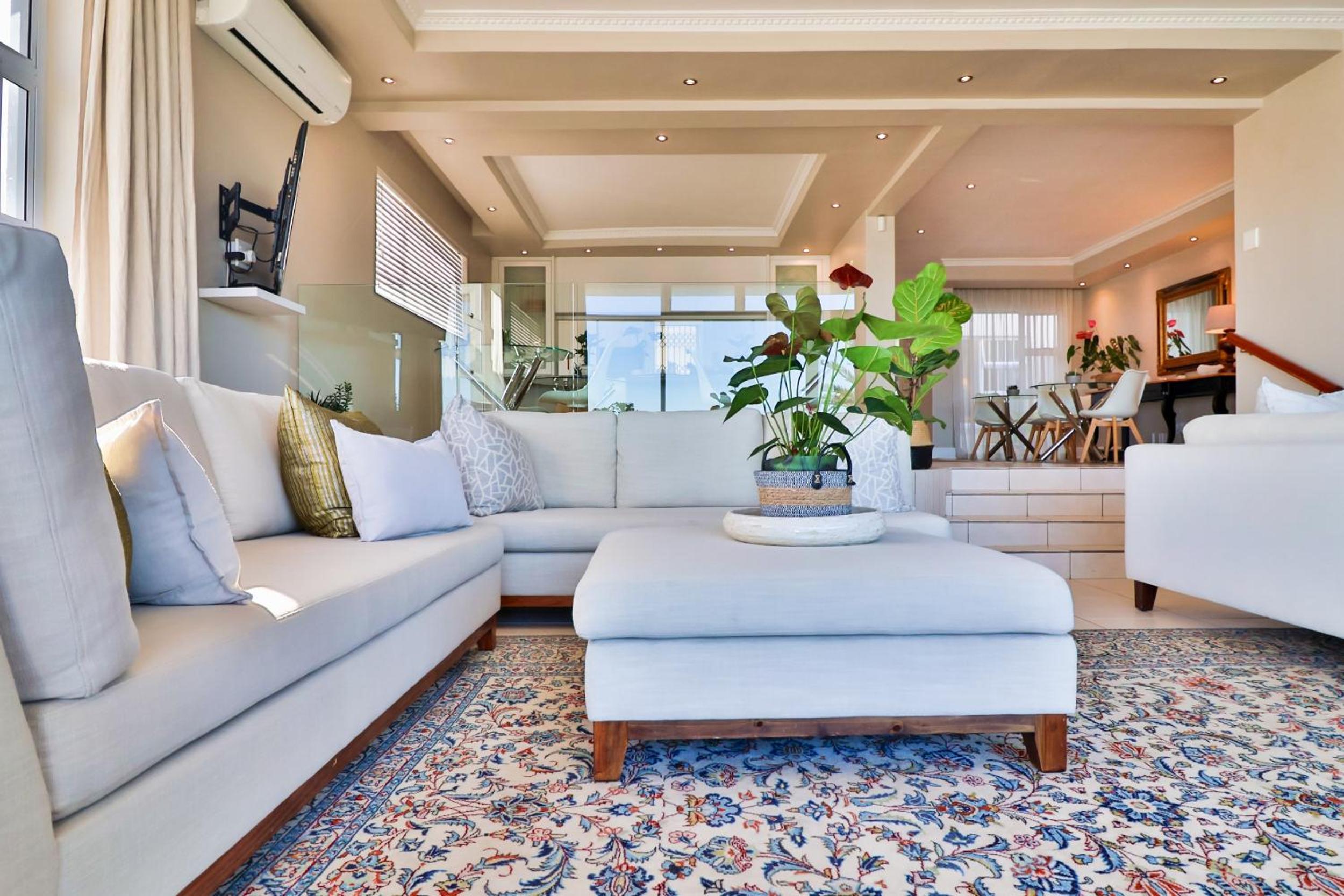 Hermanus Beachfront Lodge