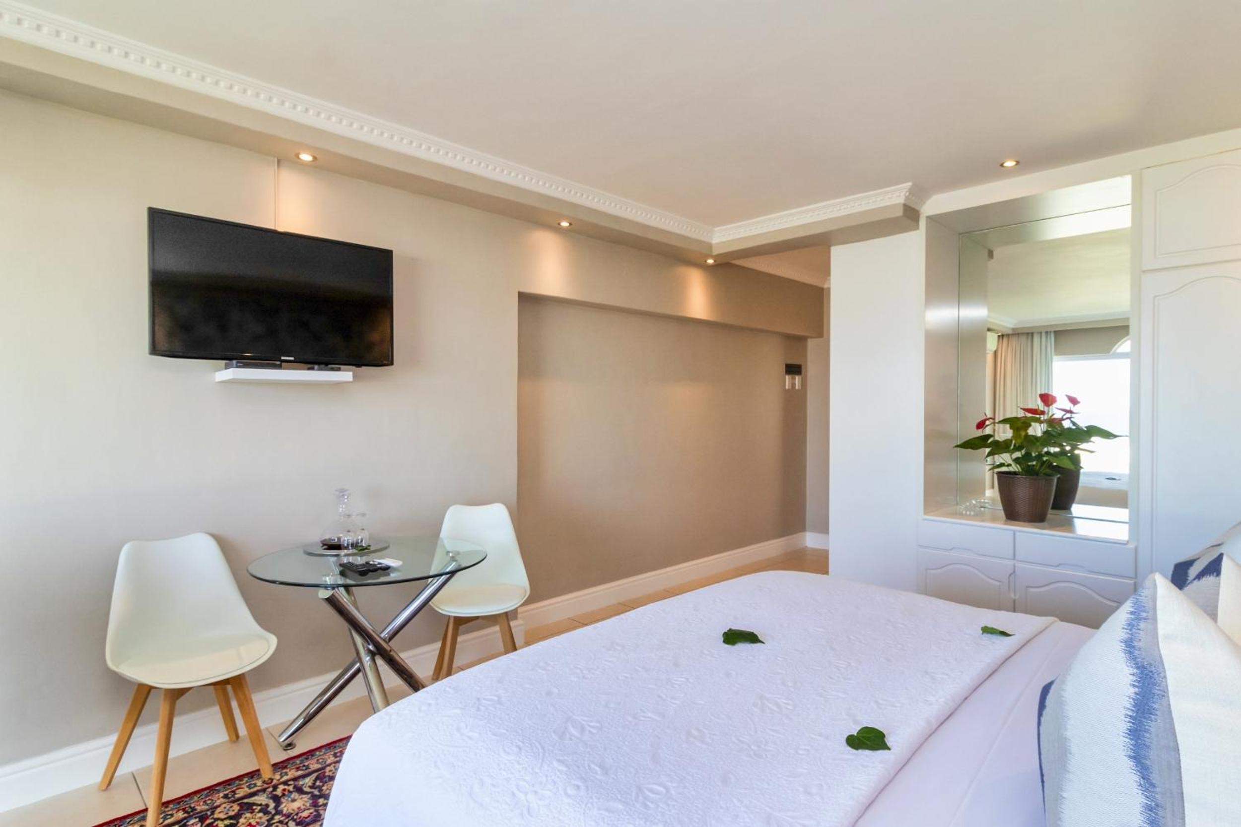 Hermanus Beachfront Lodge