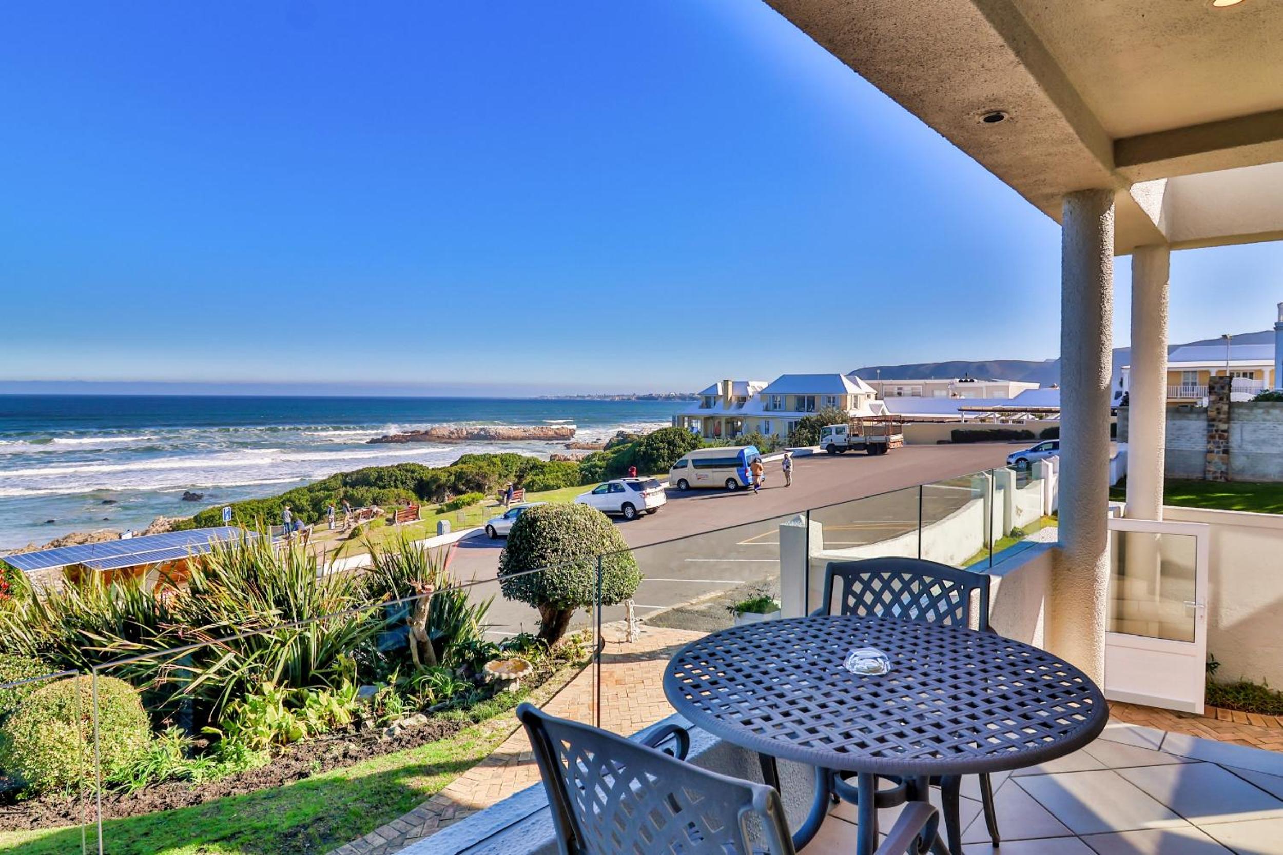 Hermanus Beachfront Lodge