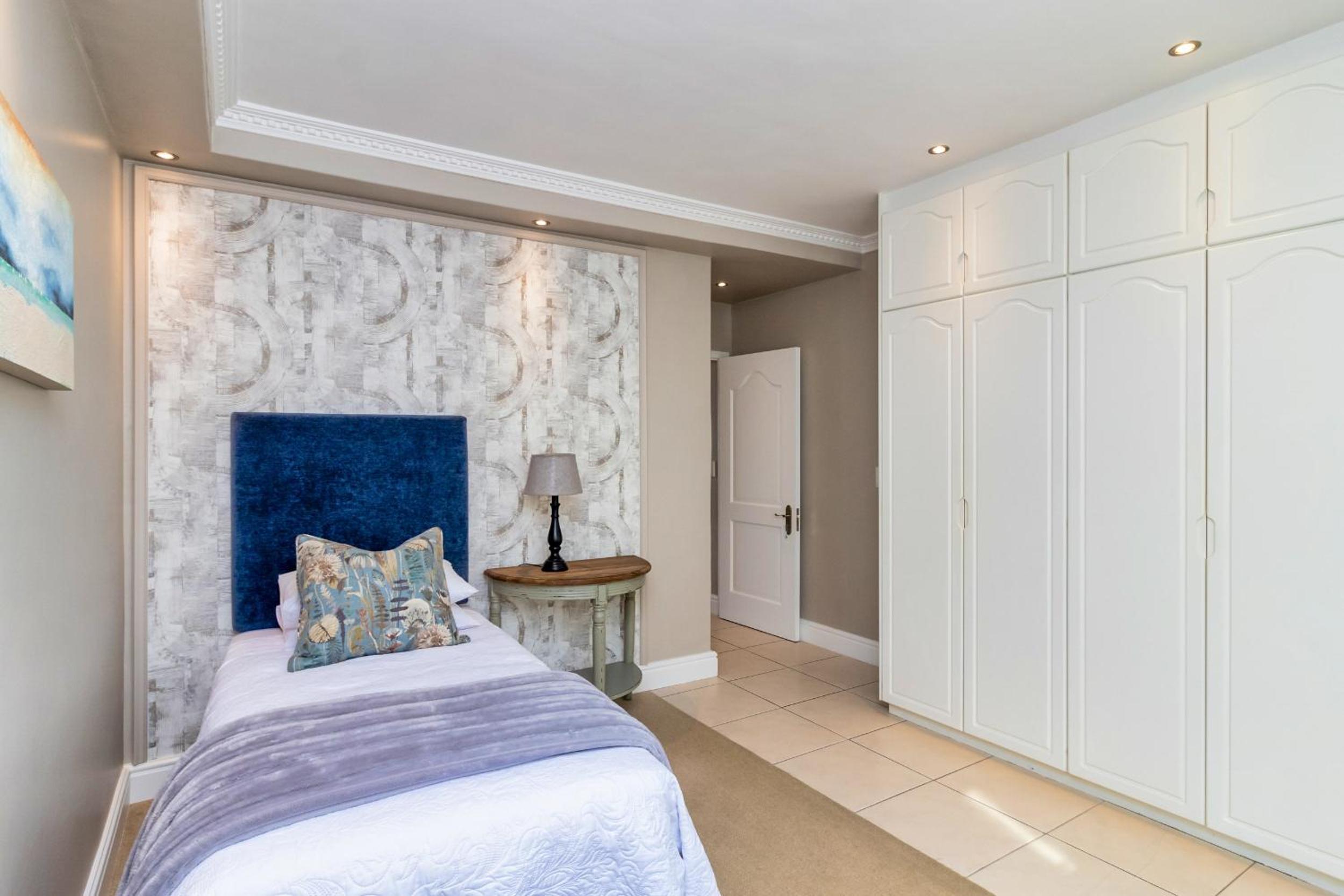 Hermanus Beachfront Lodge