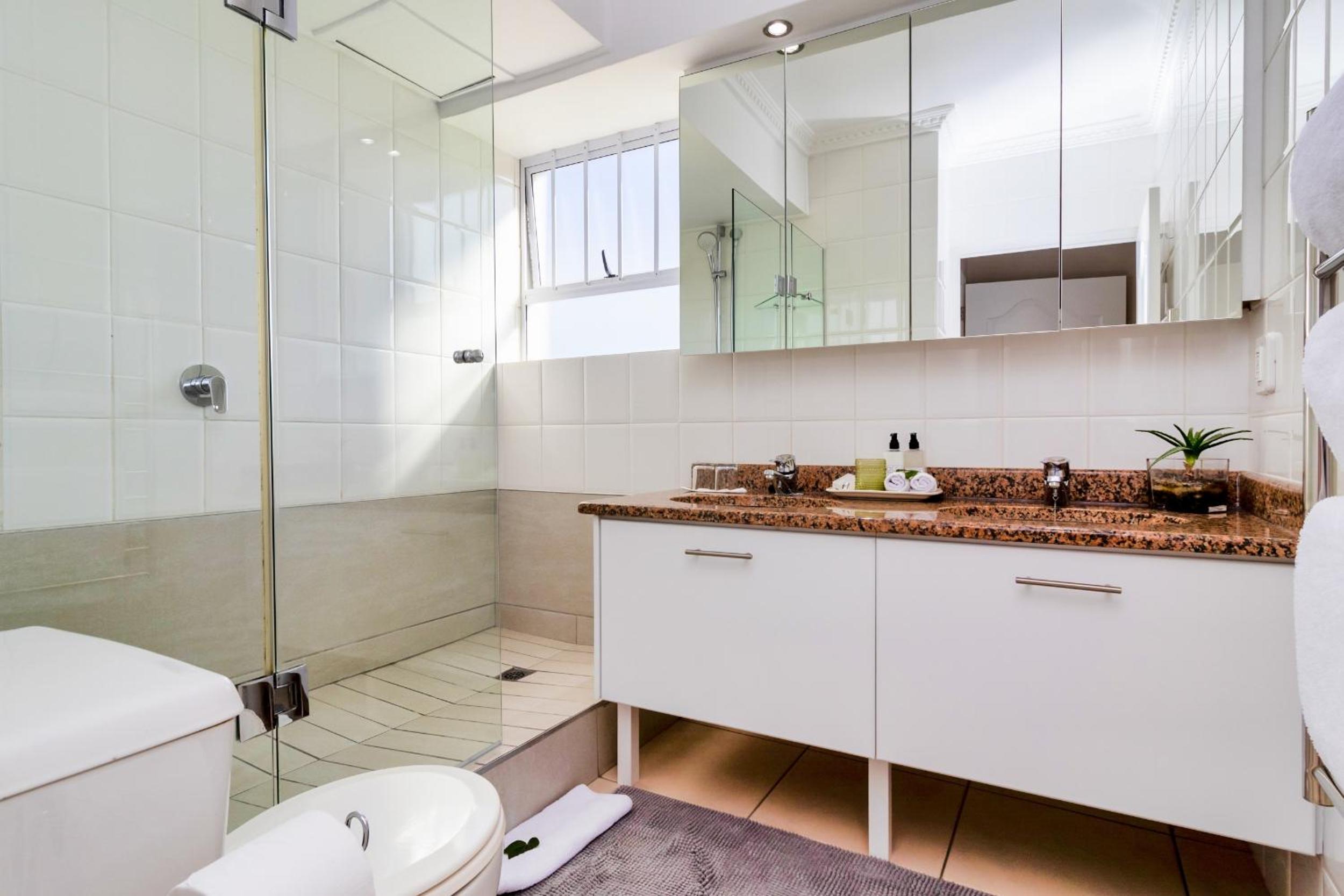 Hermanus Beachfront Lodge