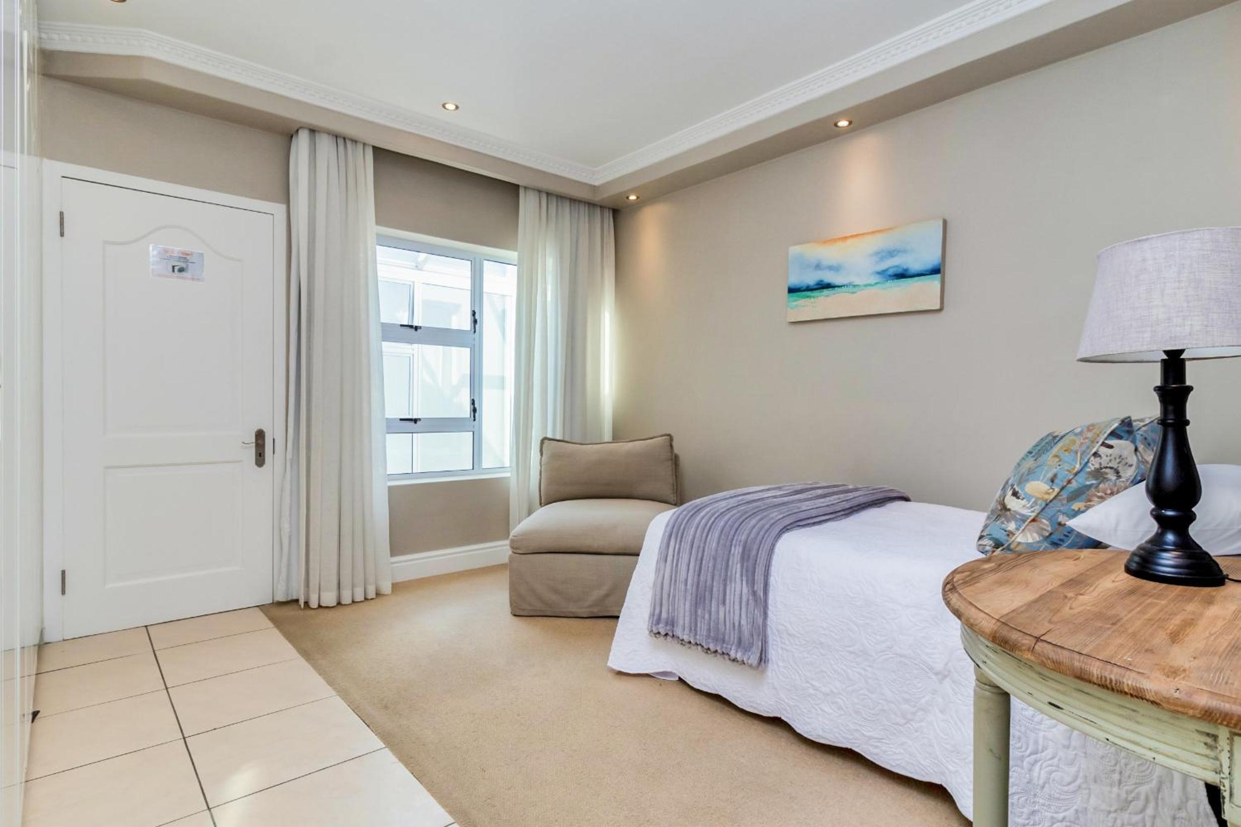 Hermanus Beachfront Lodge