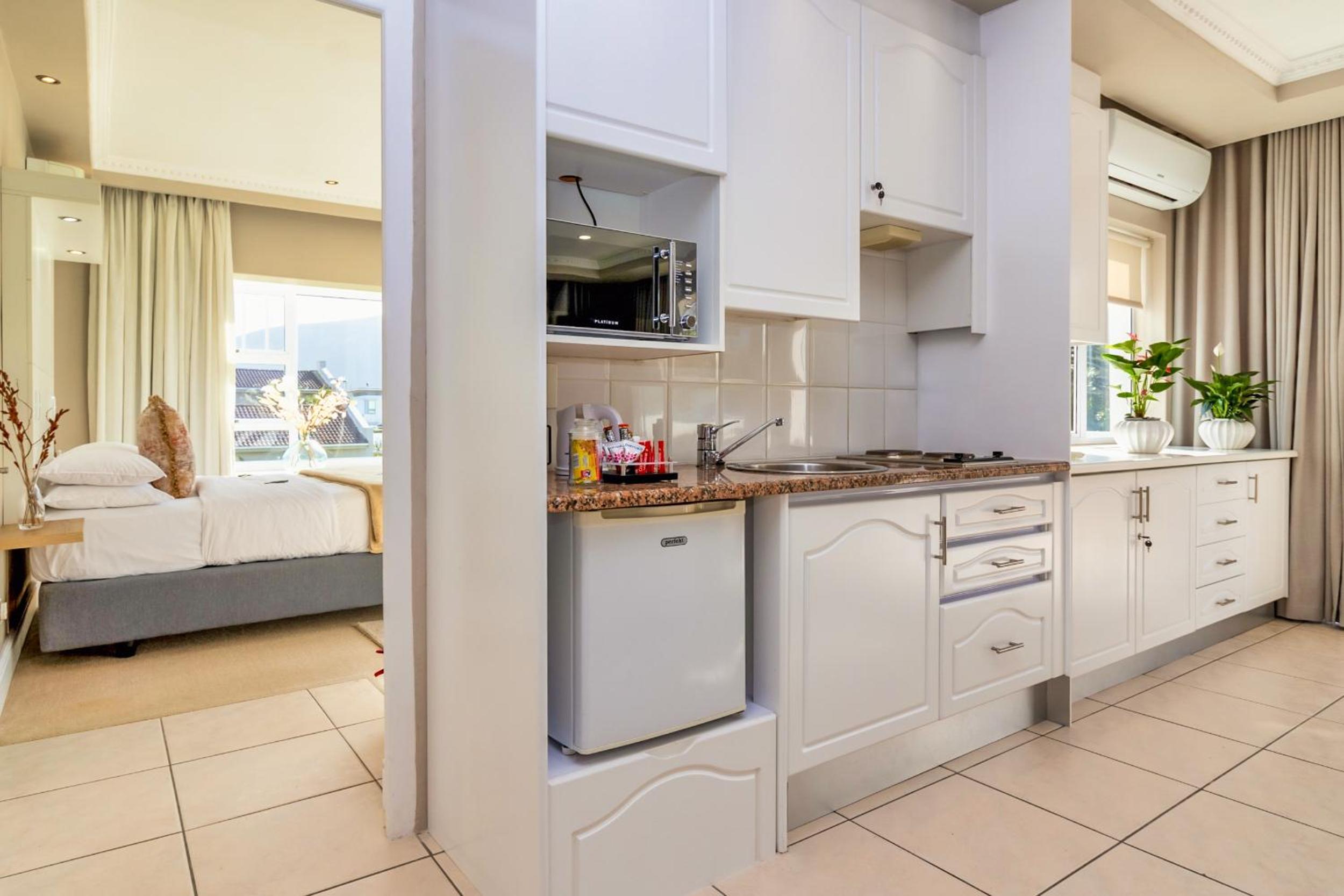 Hermanus Beachfront Lodge