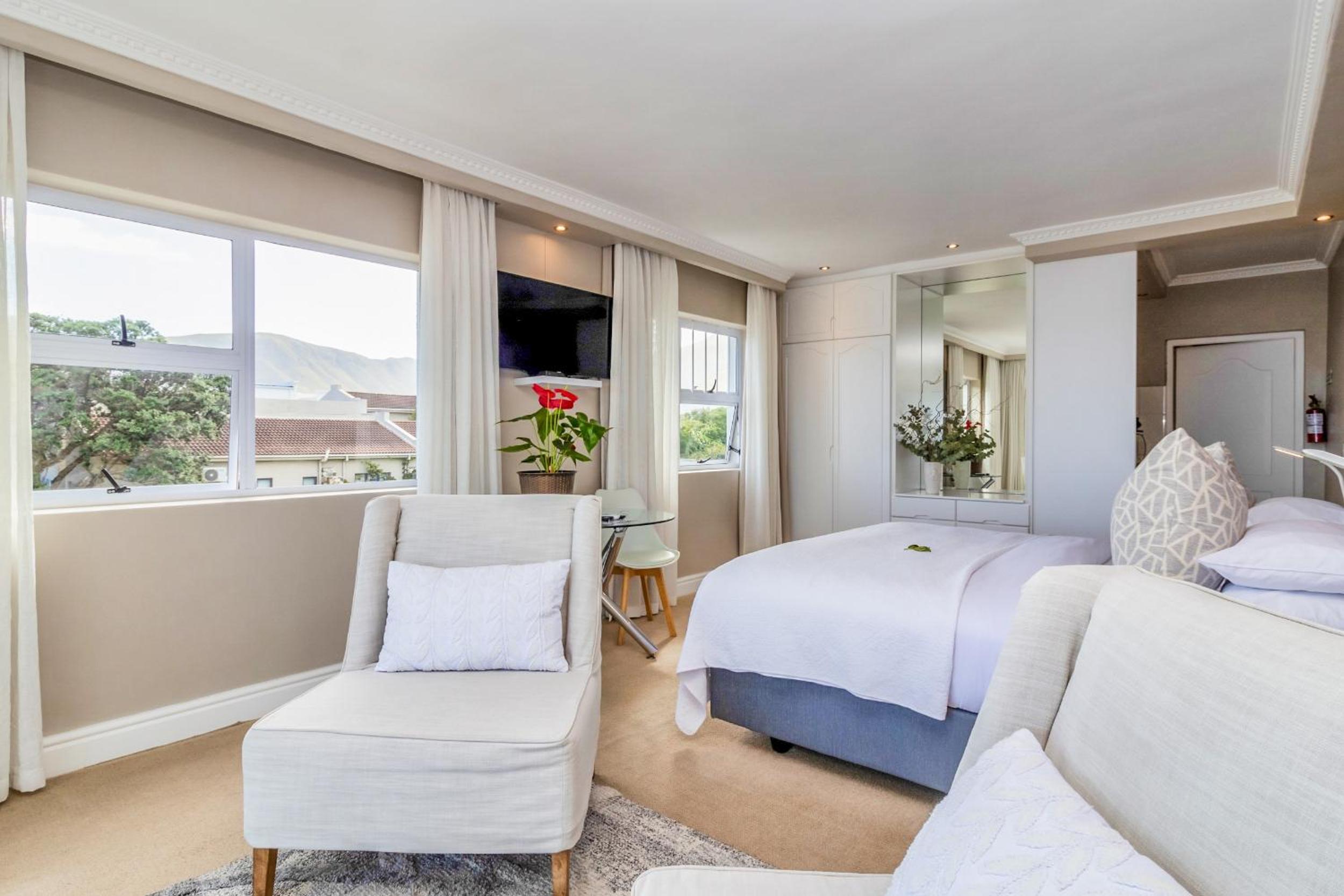 Hermanus Beachfront Lodge