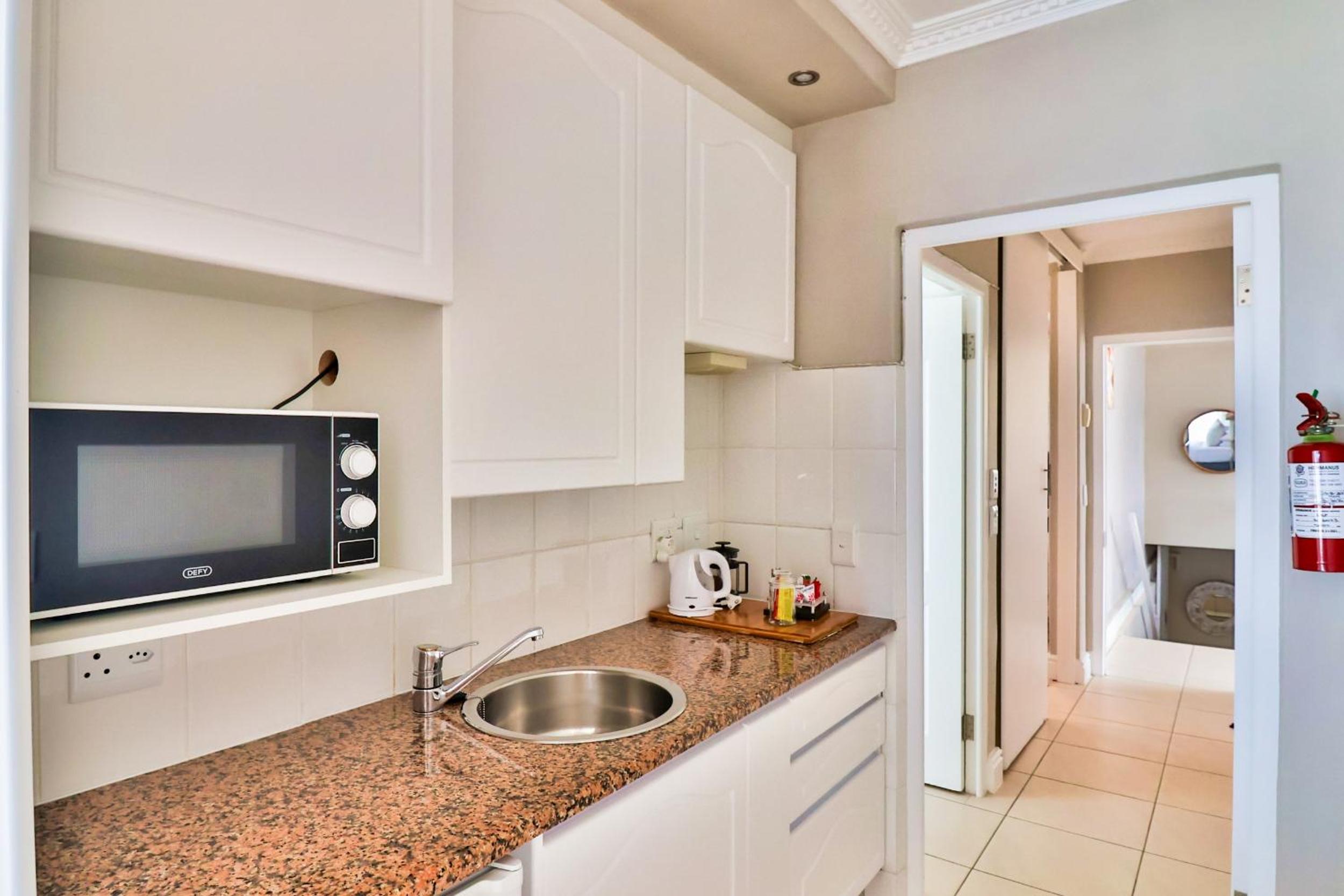 Hermanus Beachfront Lodge