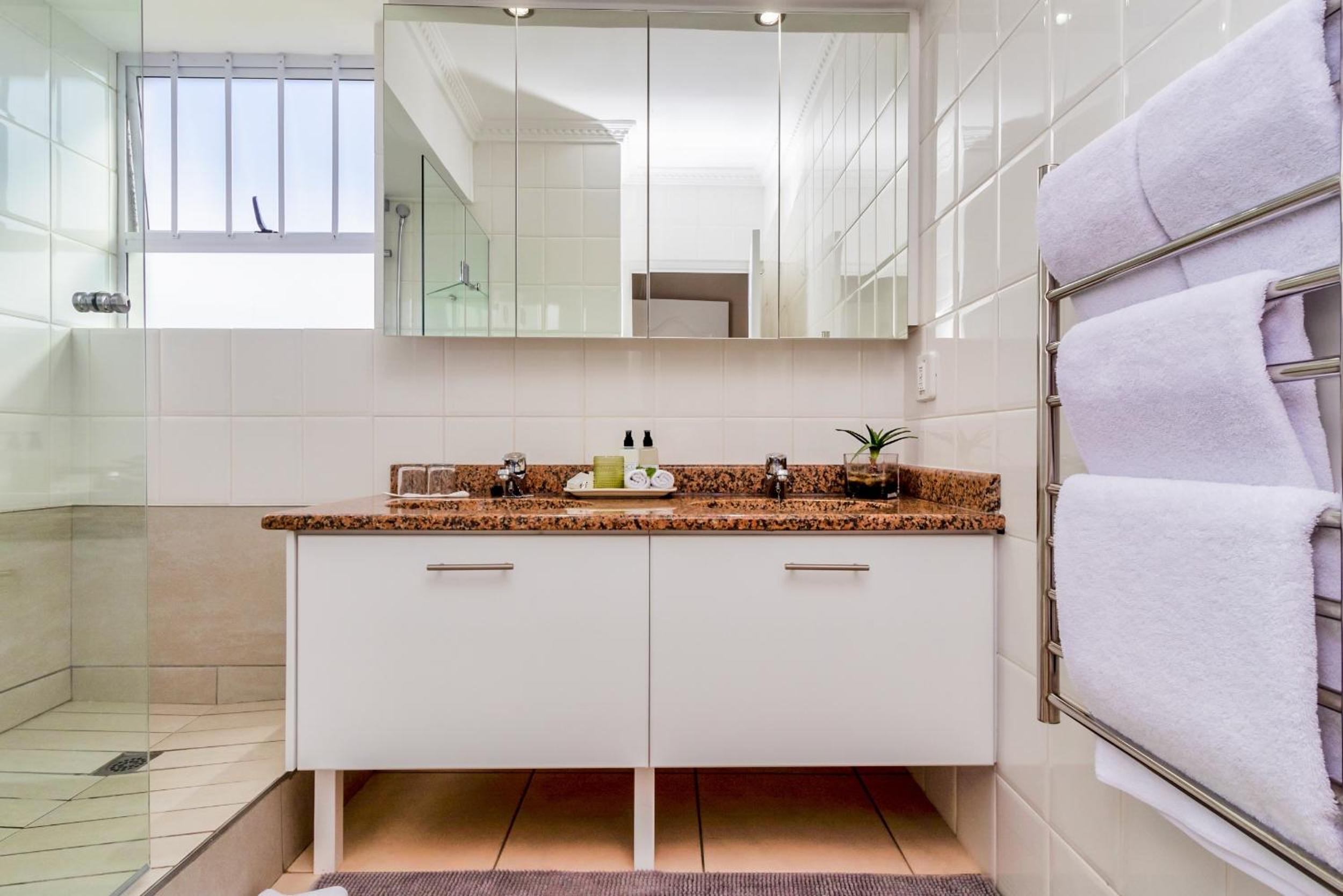 Hermanus Beachfront Lodge